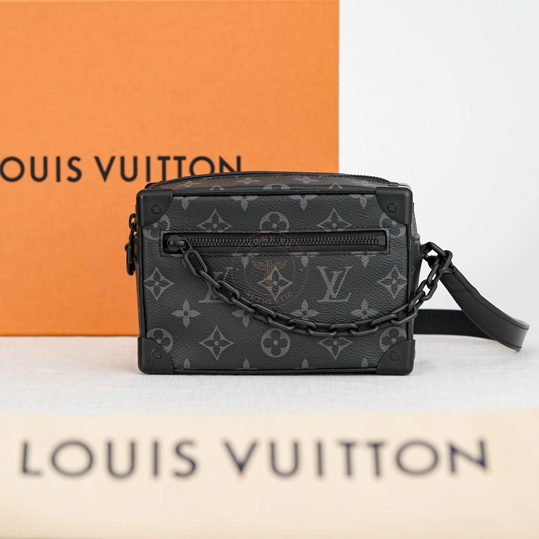 Túi đeo Louis Vuitton Soft Trunk Monogram Eclipse