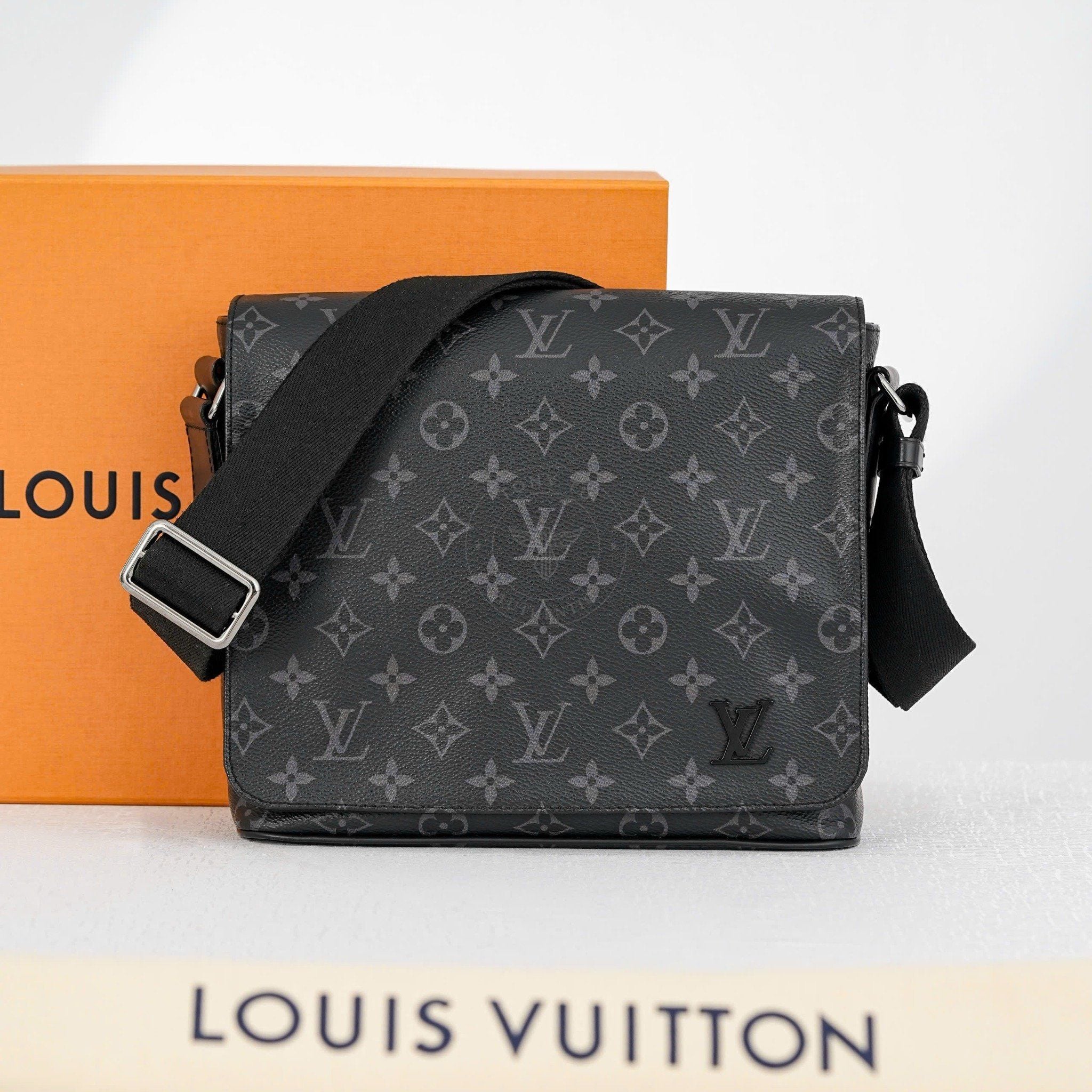 Túi đeo Louis Vuitton District Messenger Monogram Eclipse size PM 25 (Đen)
