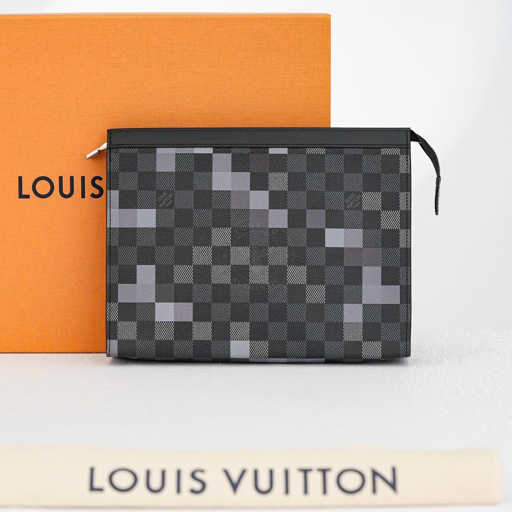 Clutch Louis Vuitton Pochette Voyage MM Karo Grey Damier (Xám Bạc)