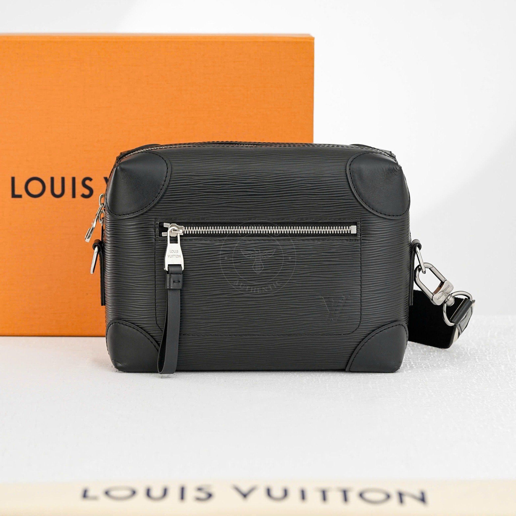 Túi đeo Louis Vuitton Supple Trunk Noir Epi