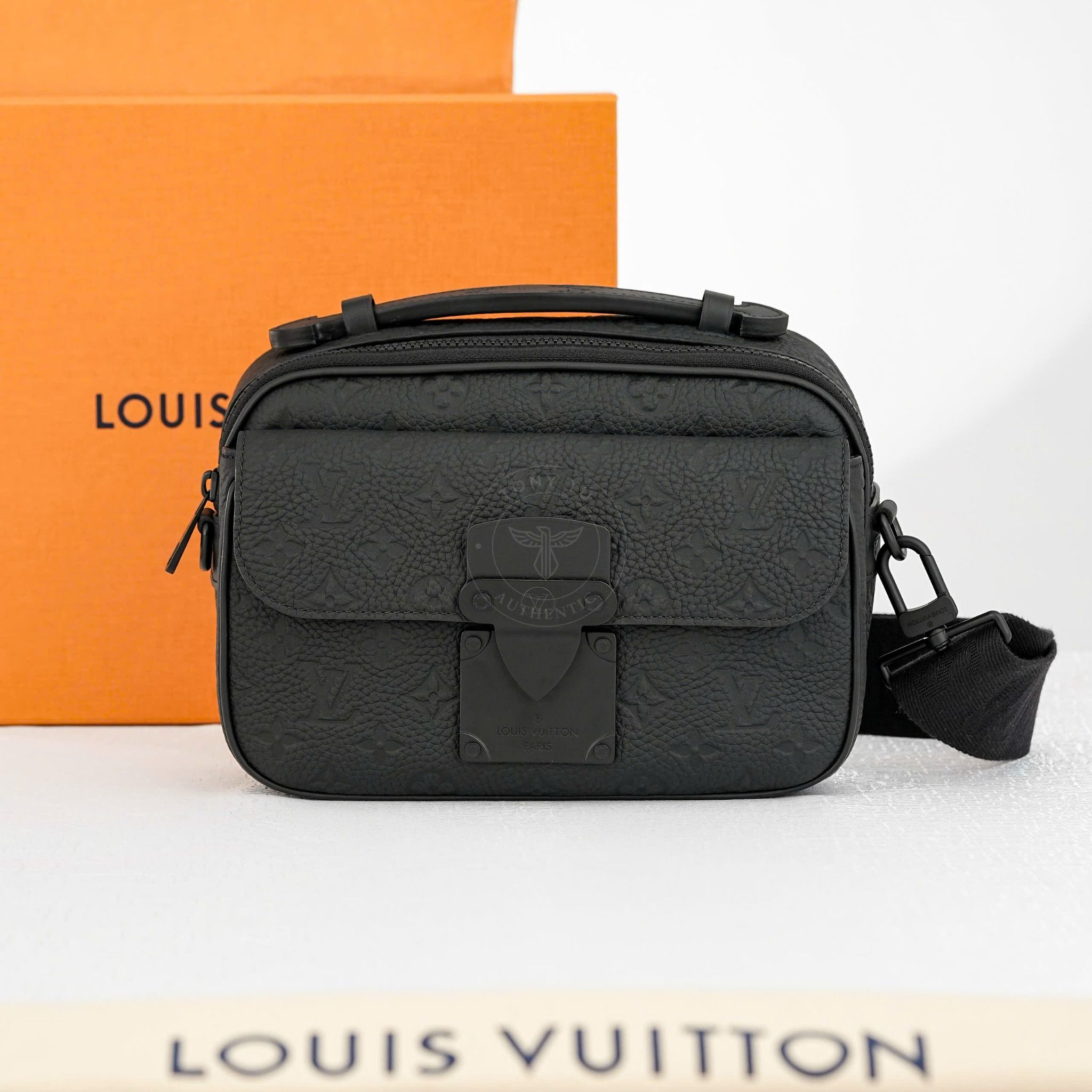 Clutch / Túi đeo Louis Vuitton S Lock Monogram Taurillon G90