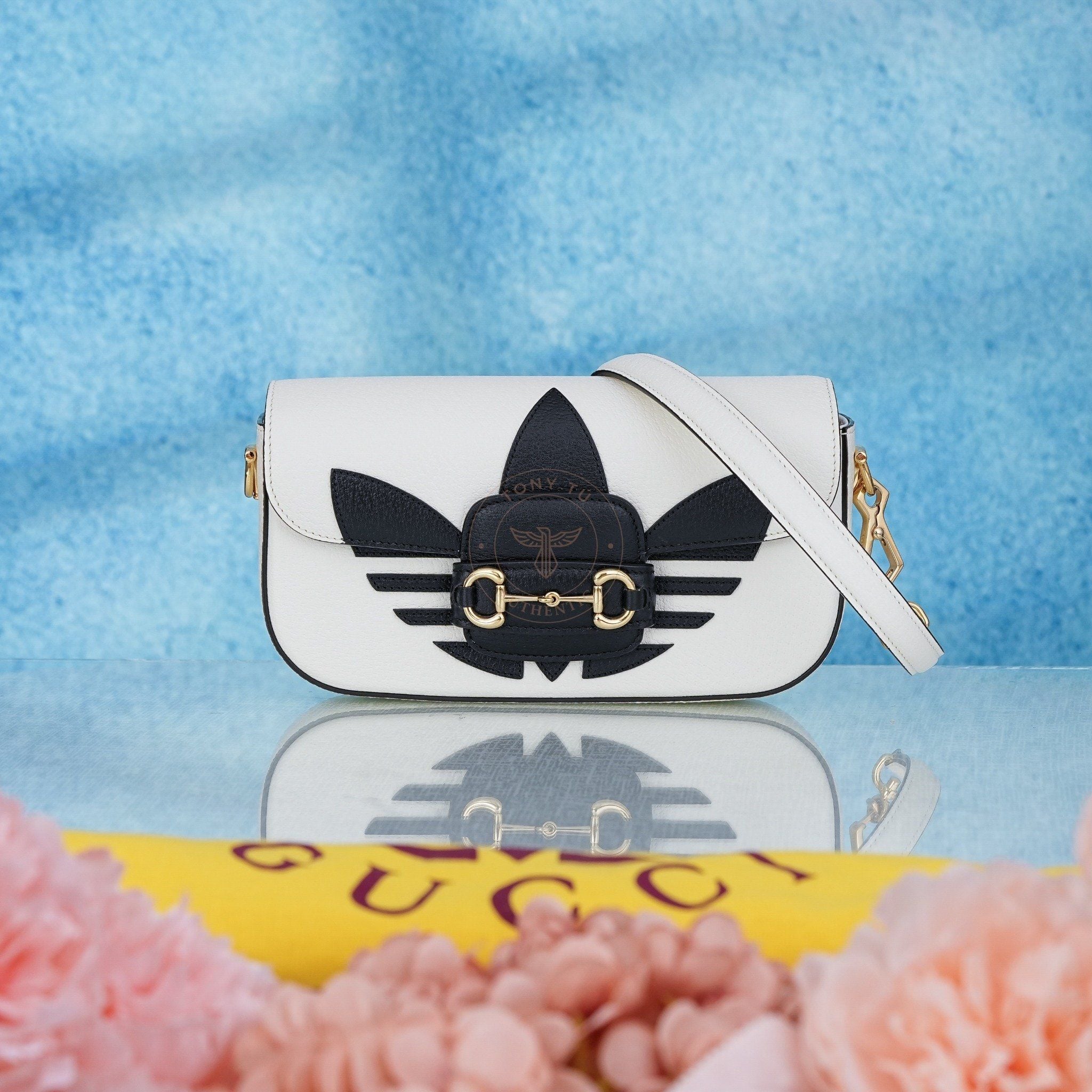 Túi đeo Gucci x Adidas Mini Horsebit Goaskin (Trắng Đen)