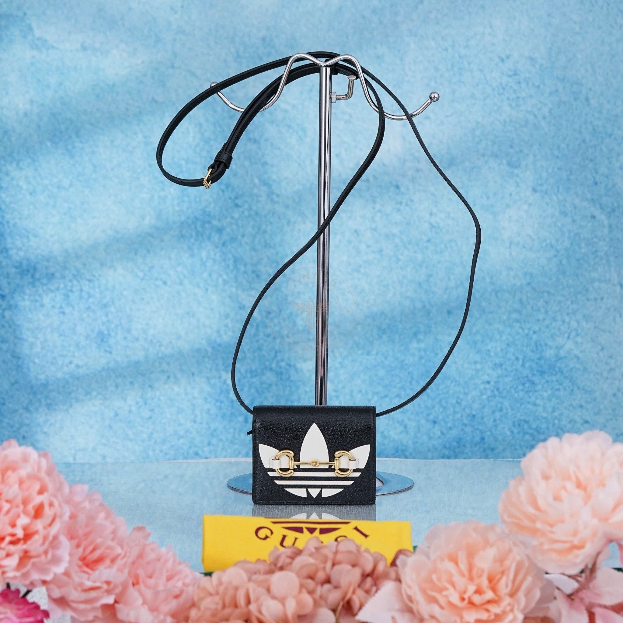 Túi đeo Gucci x Adidas Mini Wallet Goaskin (Đen Trắng)