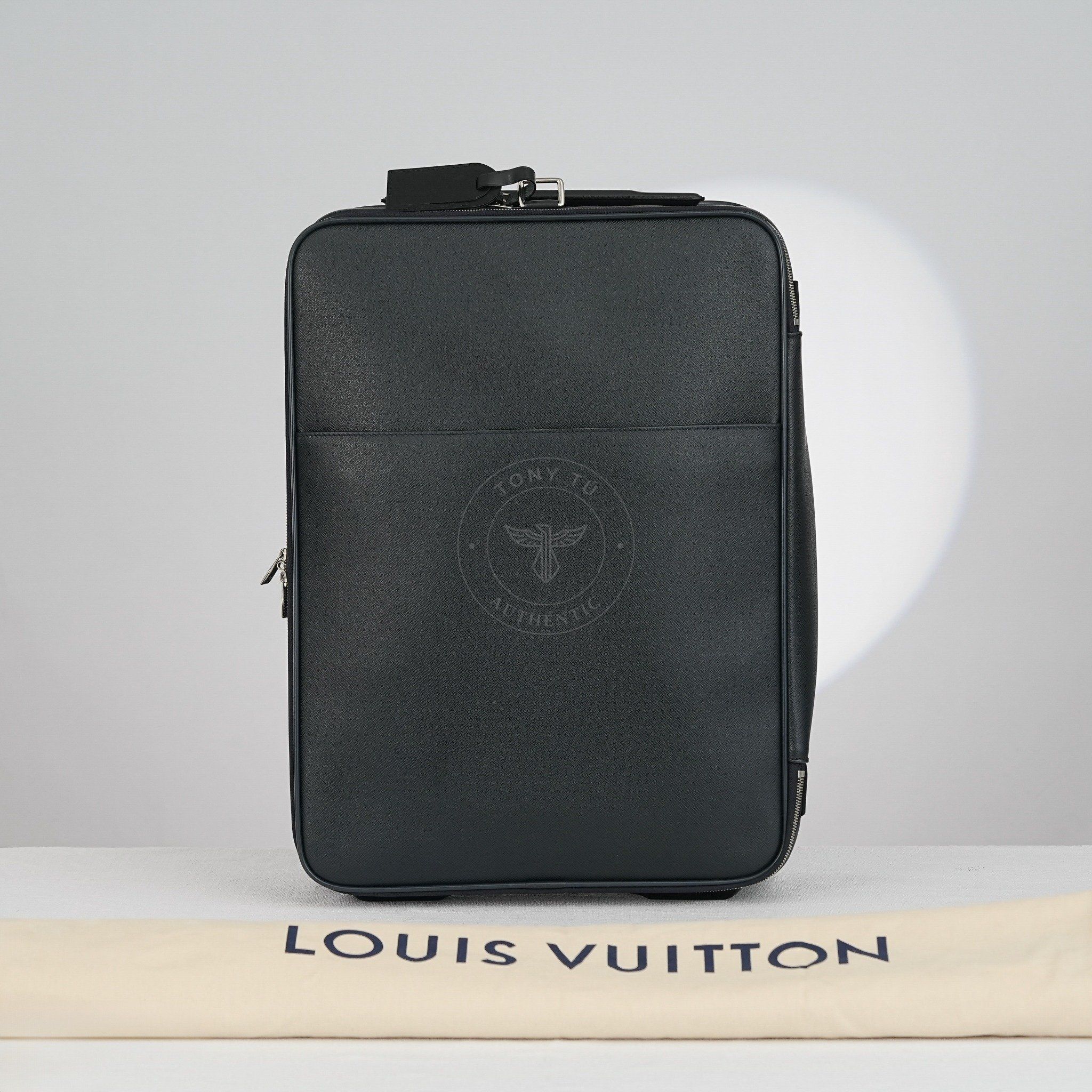 Vali Louis Vuitton Pégase Légère Noir Taiga Size 55 (Đen)