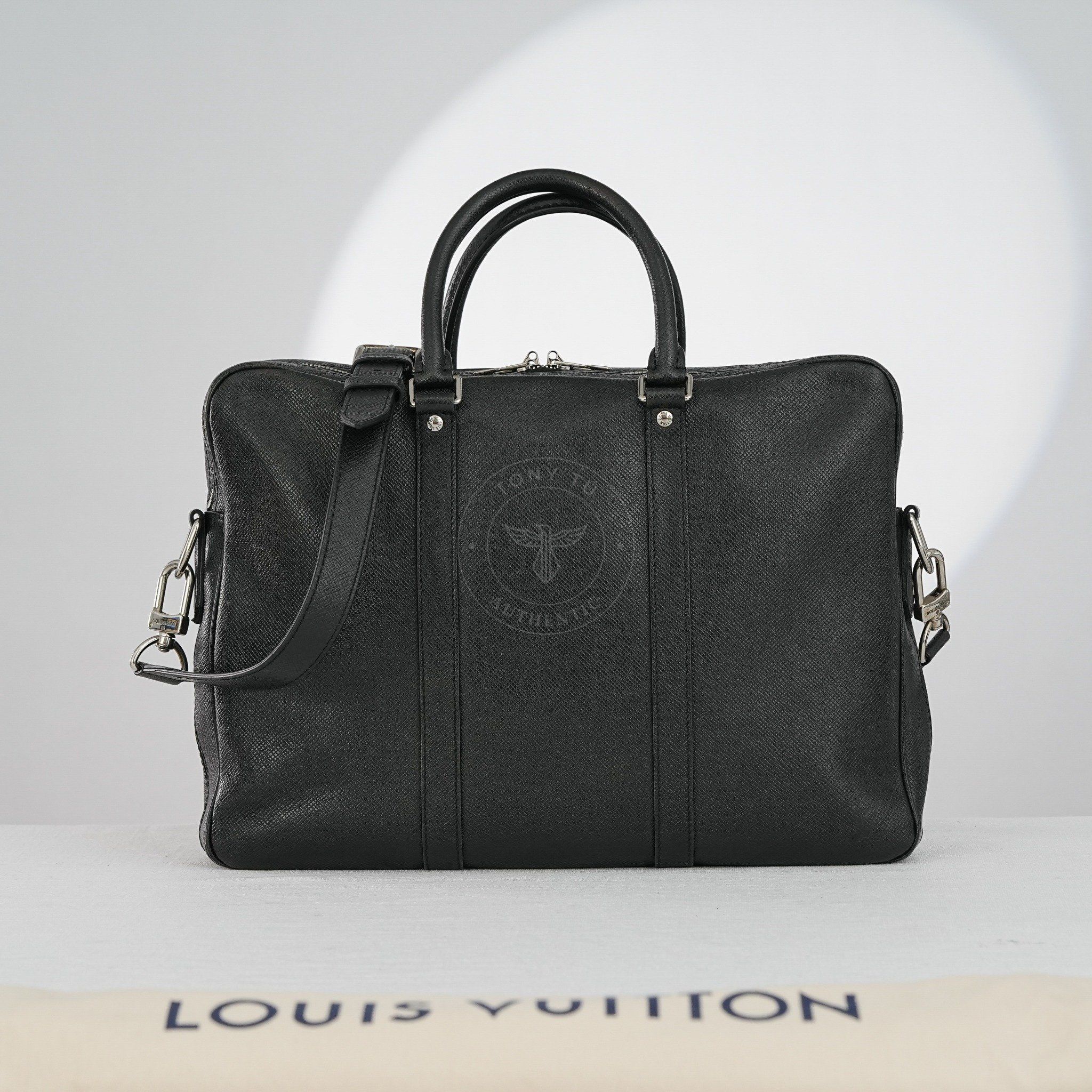 Cặp tài liệu Louis Vuitton Porte-Document Voyage Noir Taiga