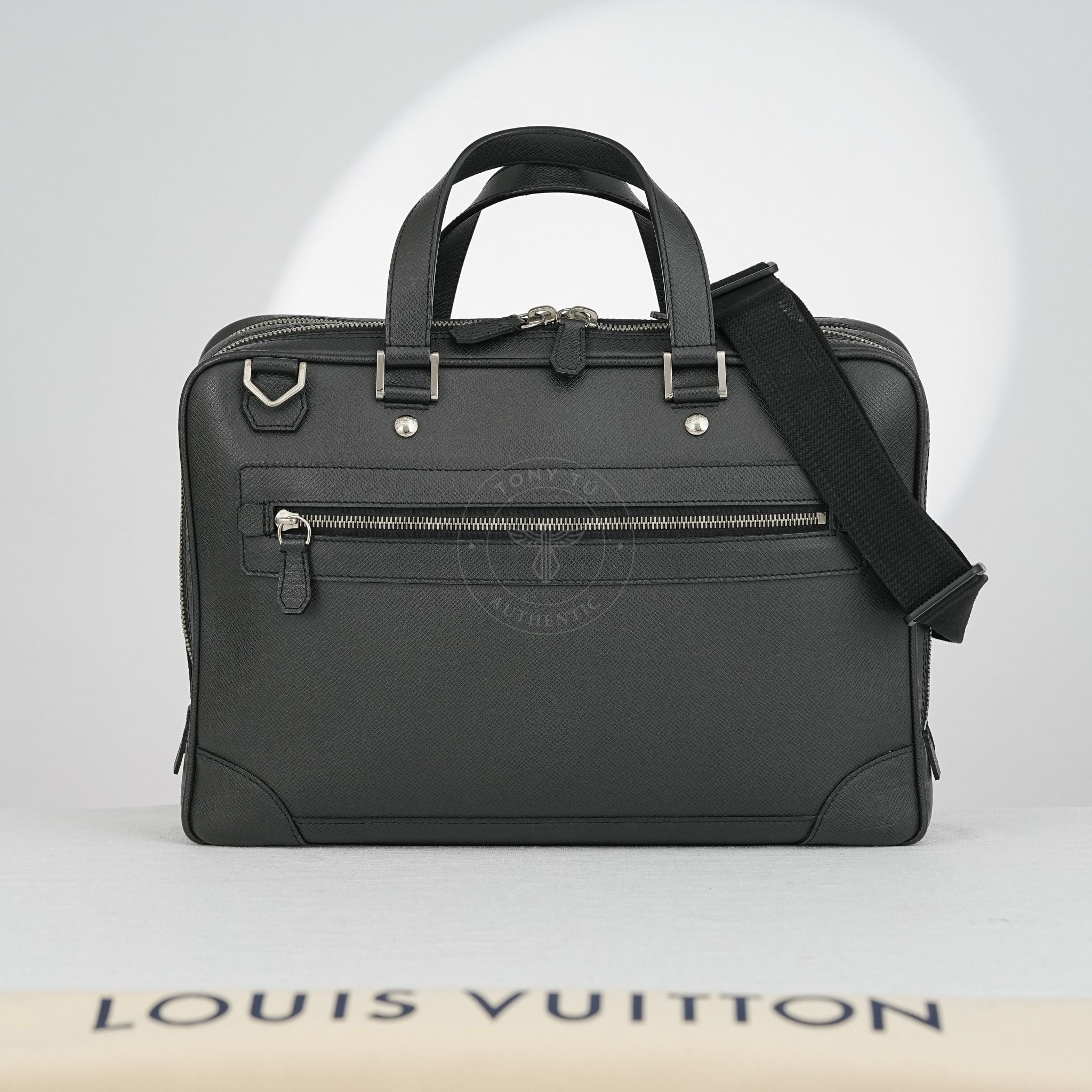 Cặp tài liệu Louis Vuitton Igor Black Taiga size 38