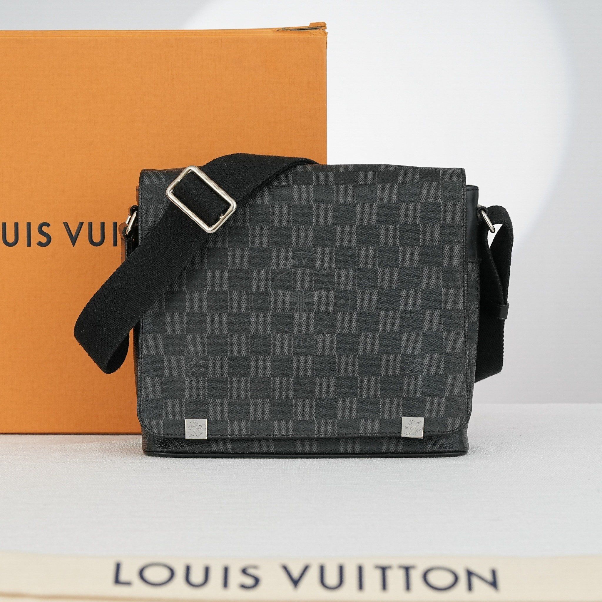 Túi đeo Louis Vuitton District Messenger Damier Graphite size PM 25