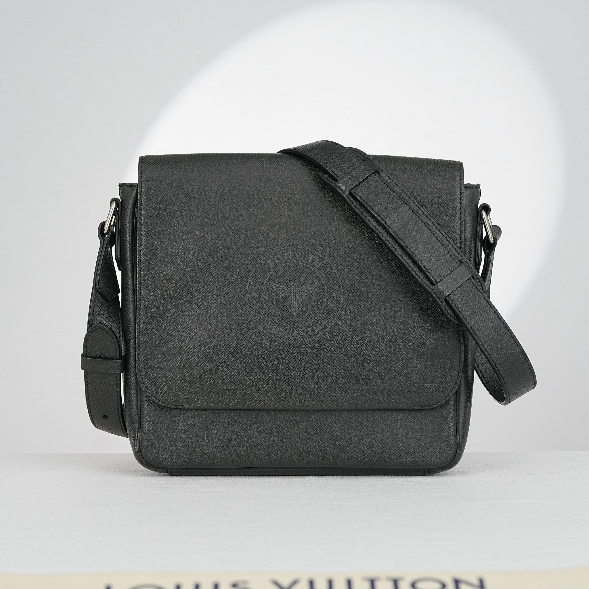 Túi đeo Louis Vuitton Roman PM Messenger Black Taiga size 26