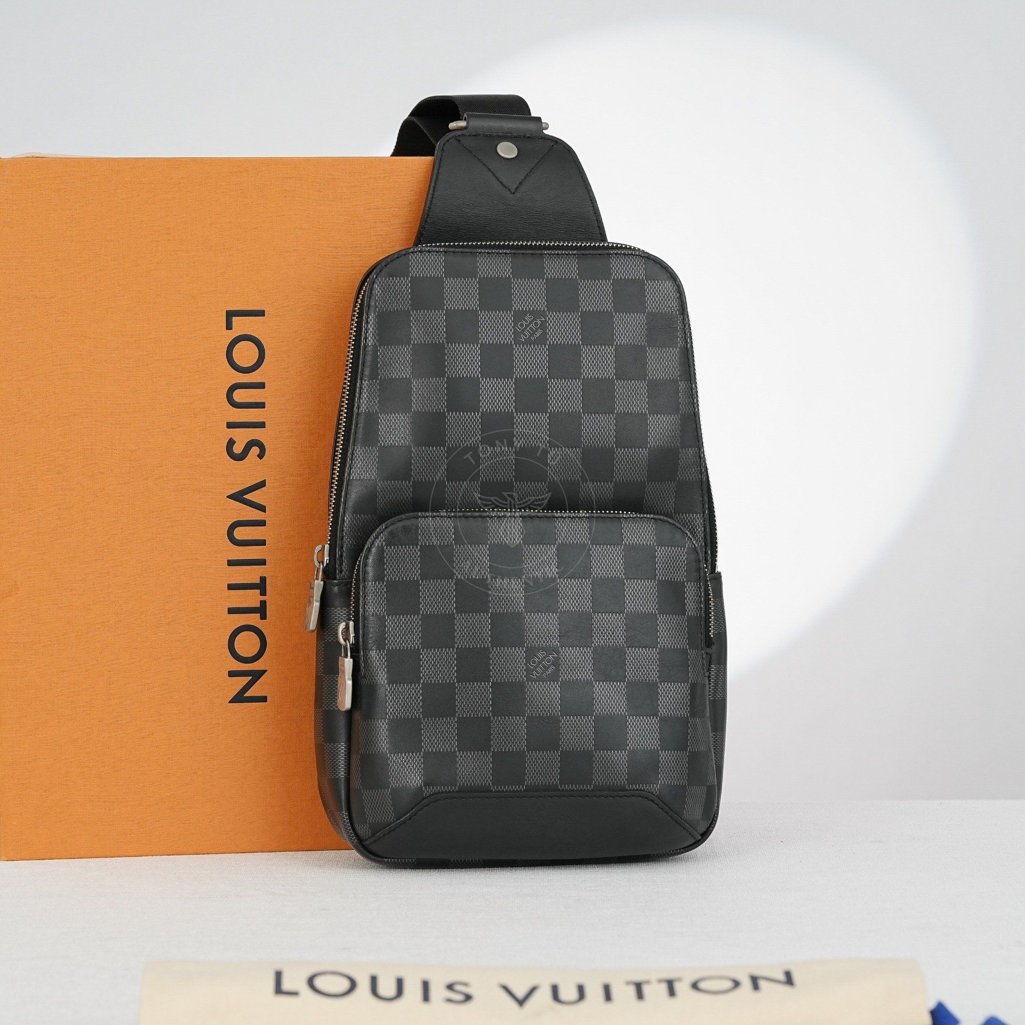 Túi đeo Louis Vuitton Avenue Sling Onyx Infini size 30