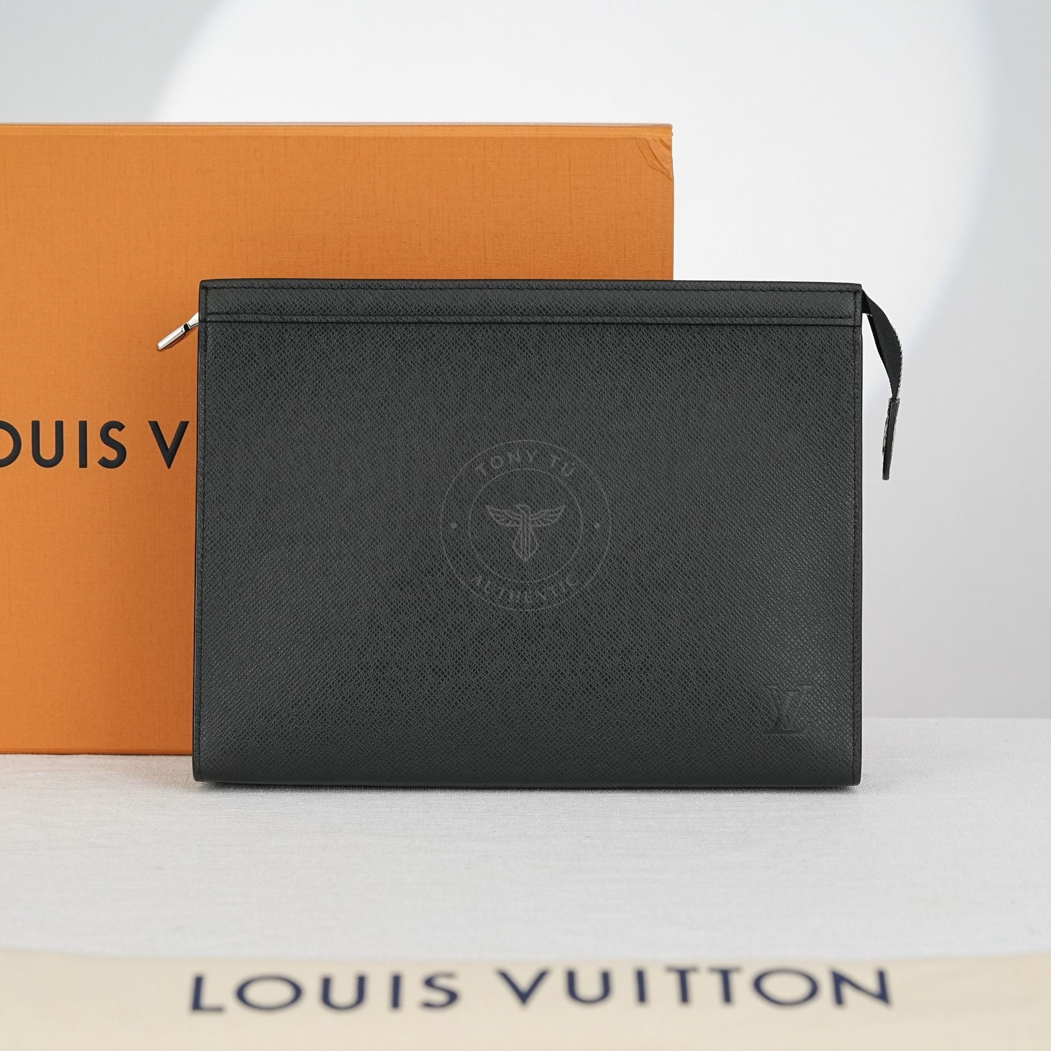 Clutch Louis Vuitton Pochette Voyage MM Noir Taiga (Đen)