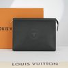 Clutch Louis Vuitton Pochette Voyage MM Noir Taiga (Đen)