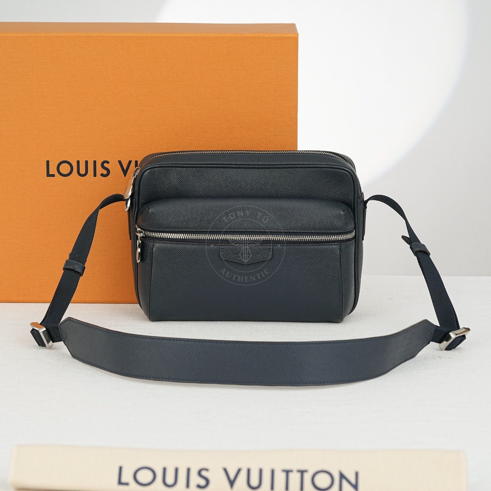 Túi đeo Louis Vuitton Outdoor Bleu Nuit Taiga (Xanh đậm)