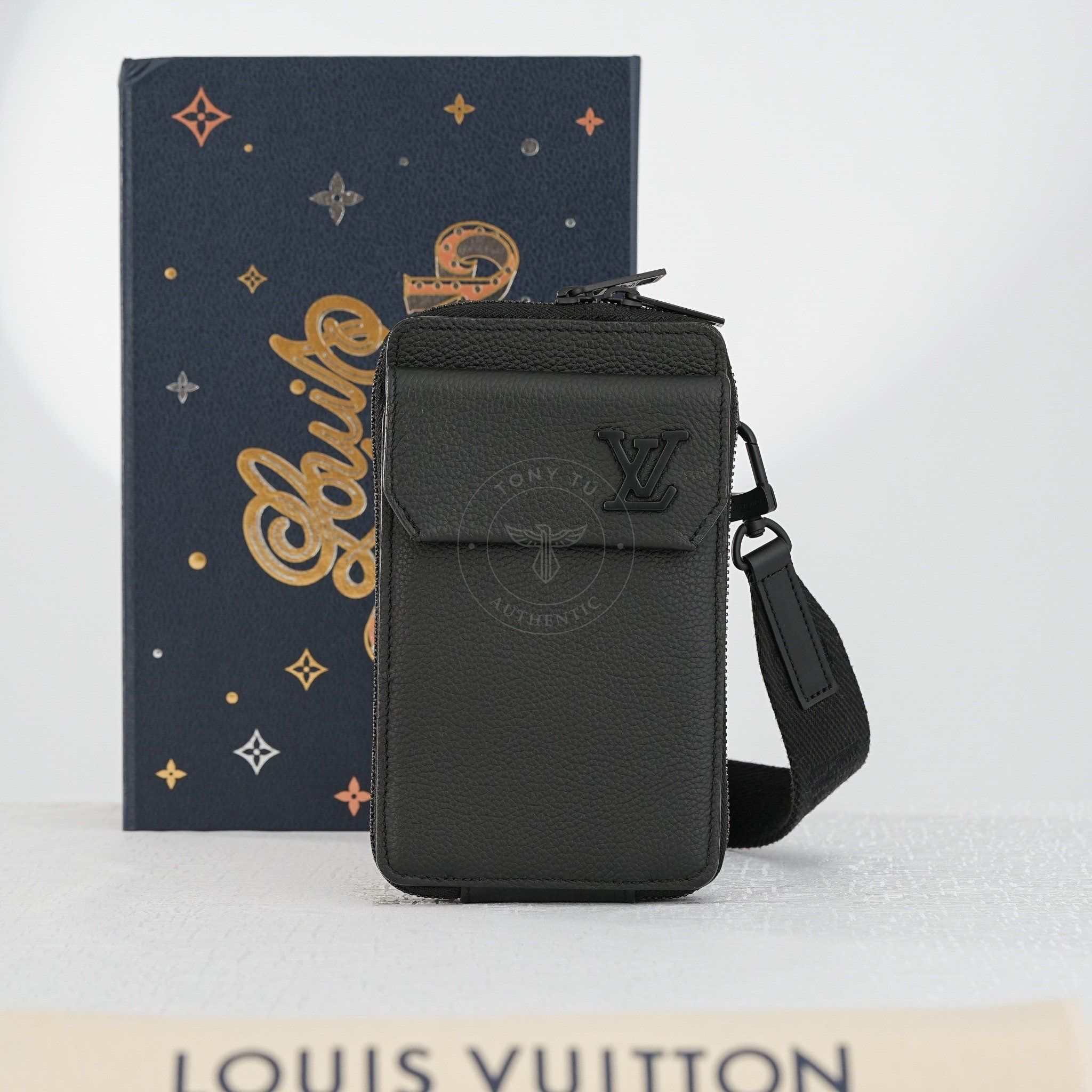 Túi đeo Louis Vuitton Phone Pouch Taurillon (New SS, code chip)