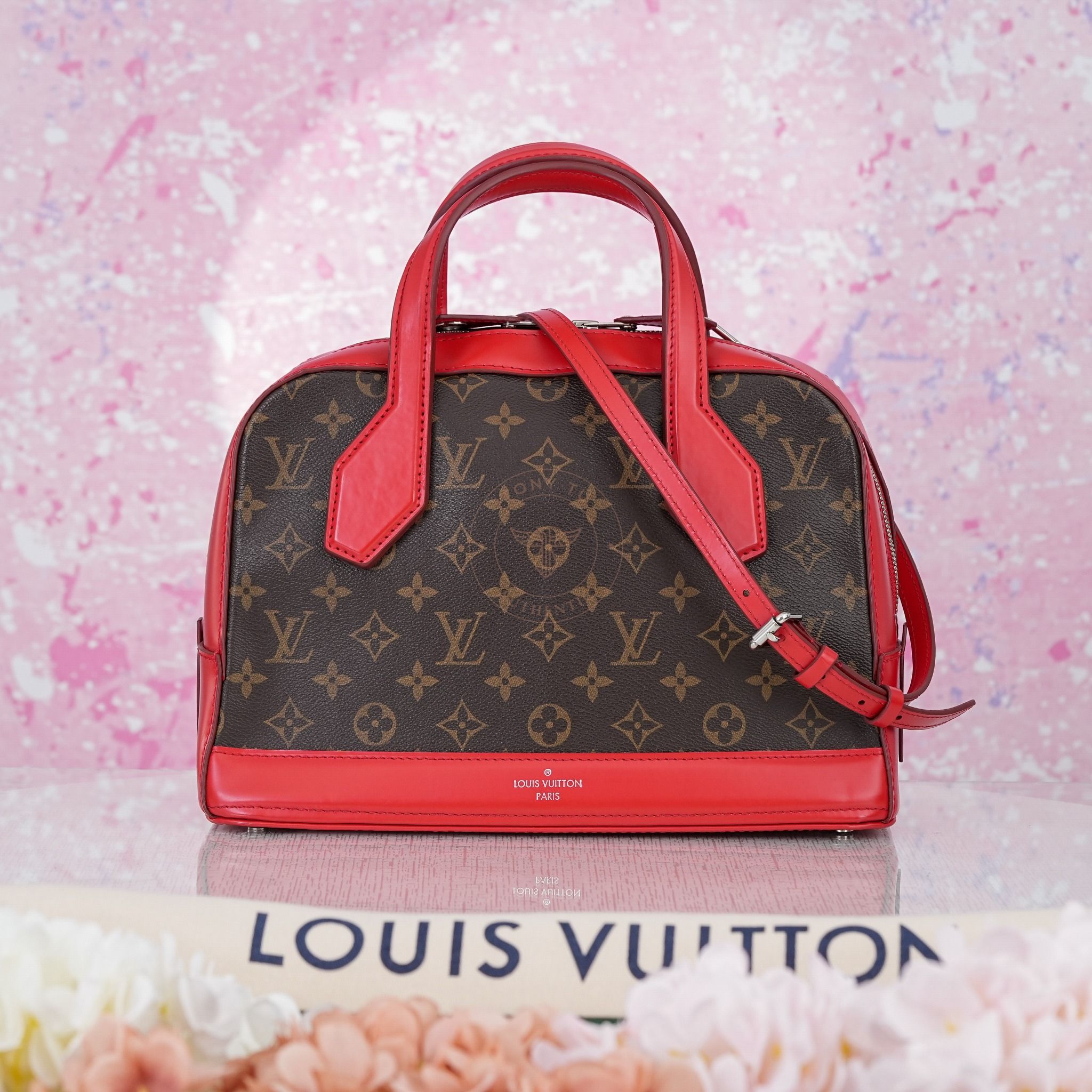 Túi đeo Louis Vuitton Dora MM Monogram Ebene / Red Calfskin