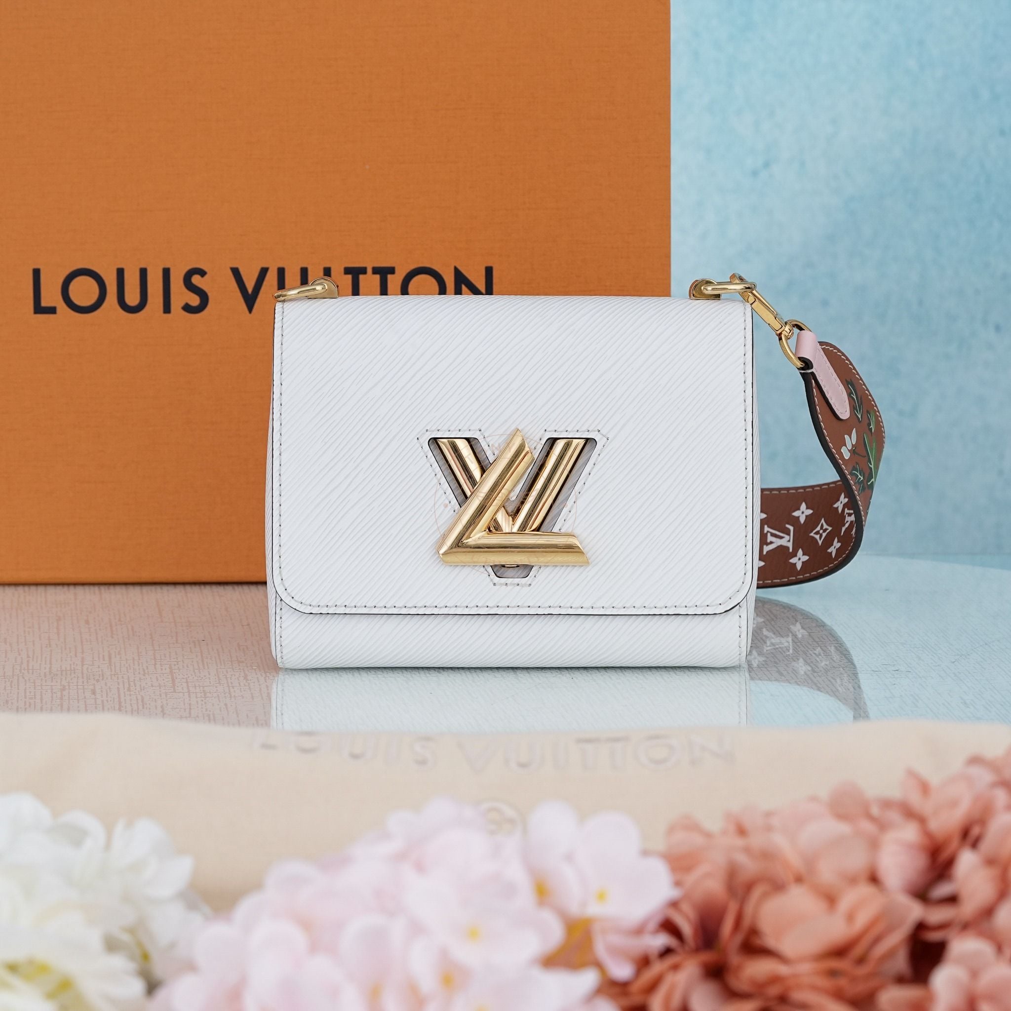 Túi đeo Louis Vuitton Twist PM Bronze White