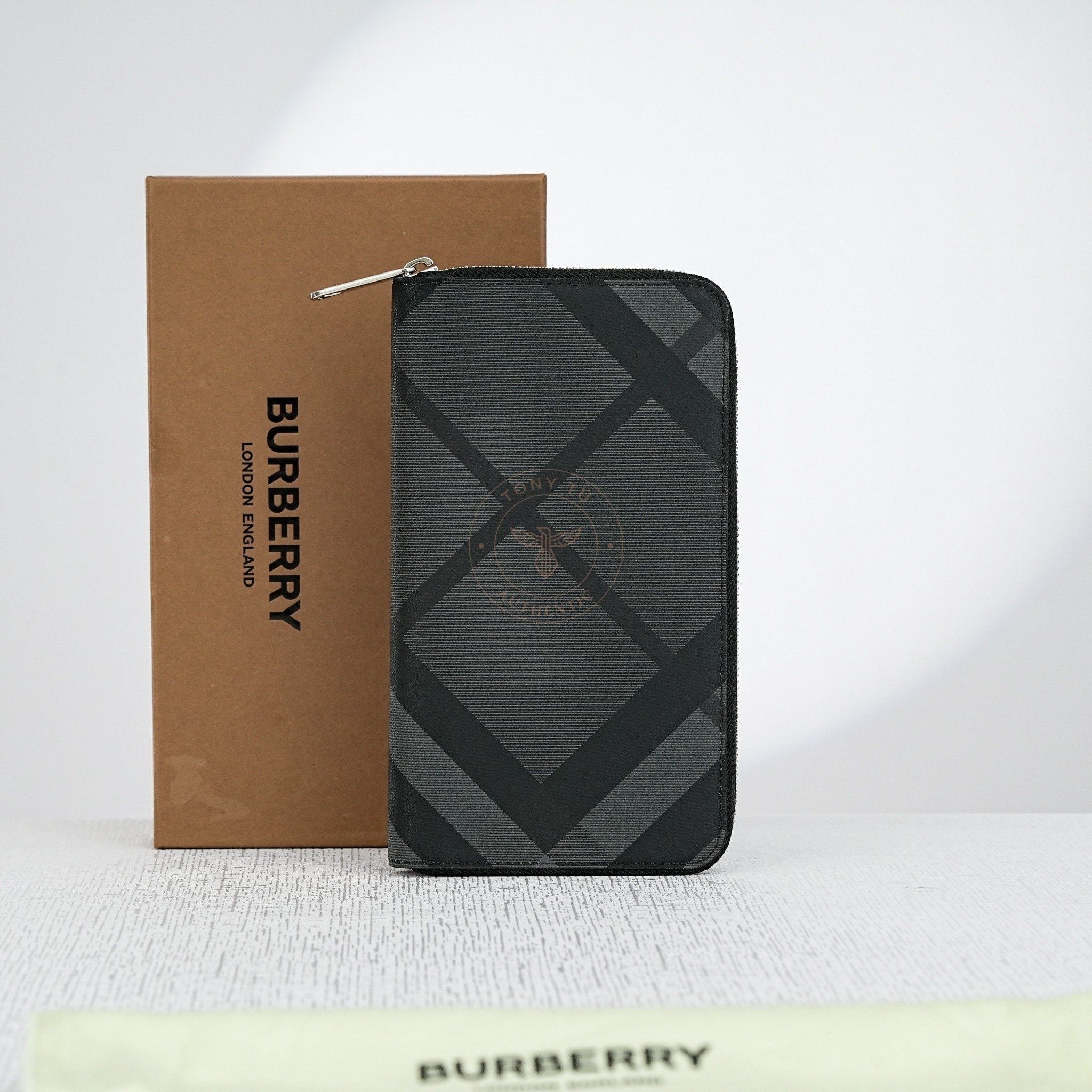 Ví dài Burberry Novacheck Zip Around Black