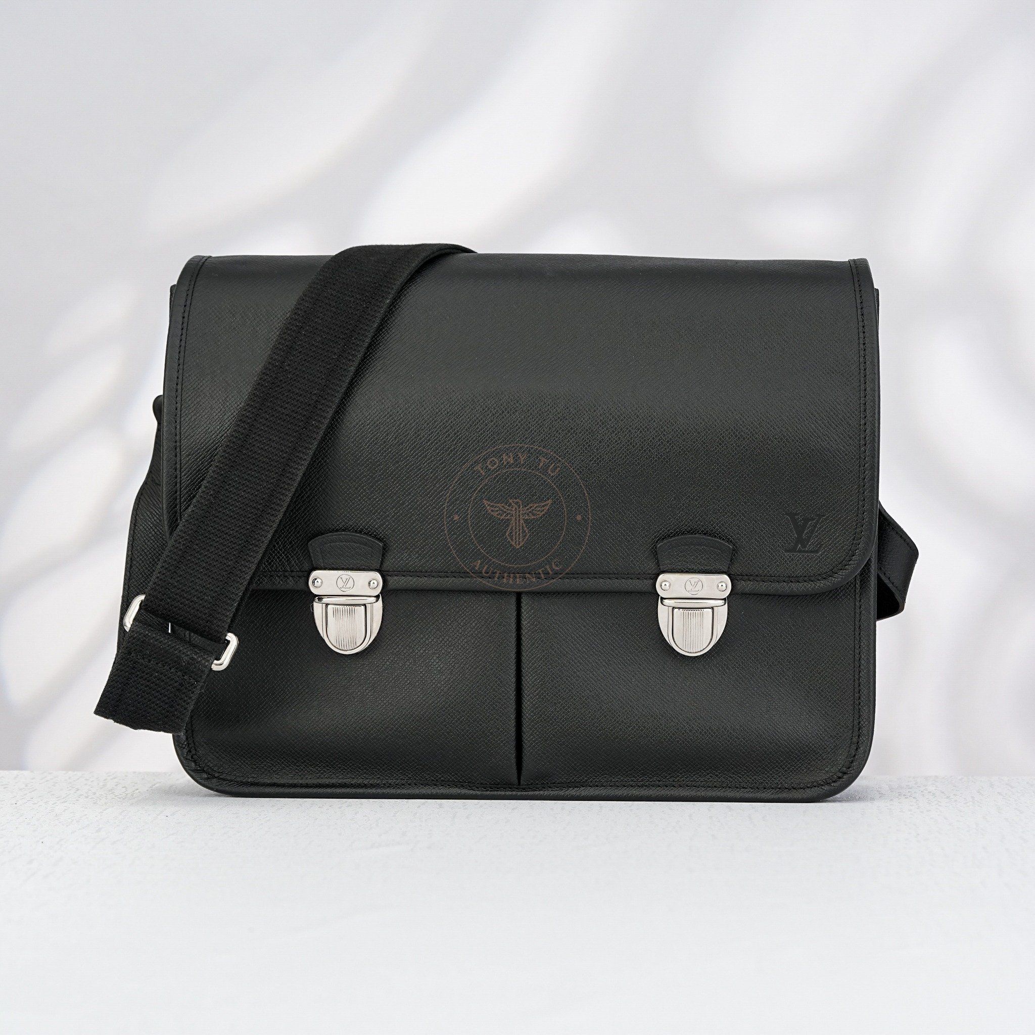 Cặp tài liệu Louis Vuitton Antón Noir Taiga size 35