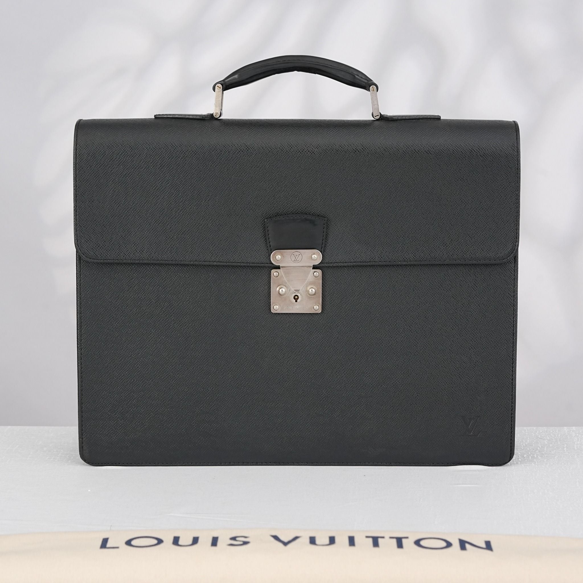 Cặp tài liệu Louis Vuitton Neo Robusto Noir Taiga Size 40