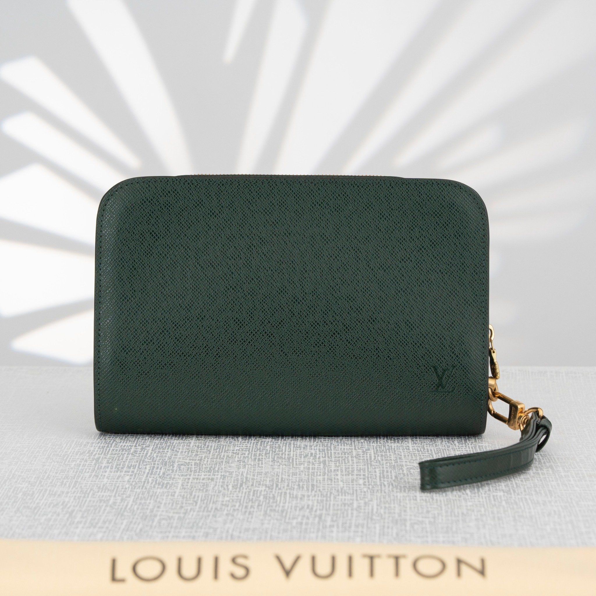 Clutch Louis Vuitton Taiga Baikal (Xanh thông, Vintage)