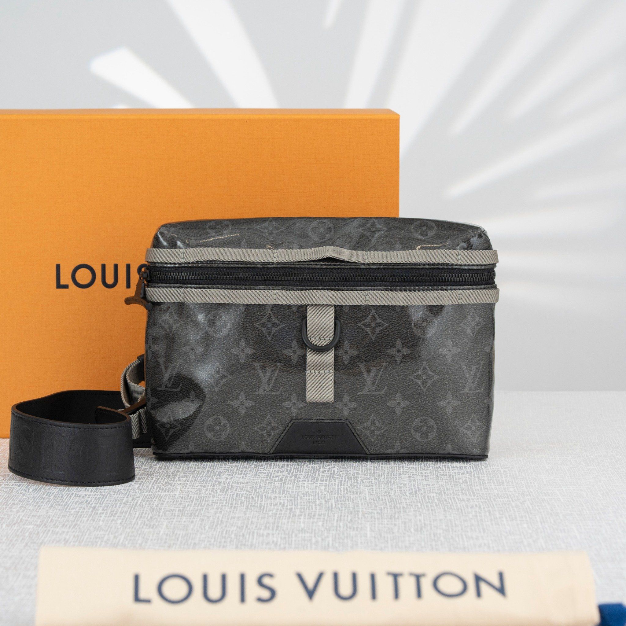 Túi đeo Louis Vuitton Messenger PM Eclipse Glaze Gray