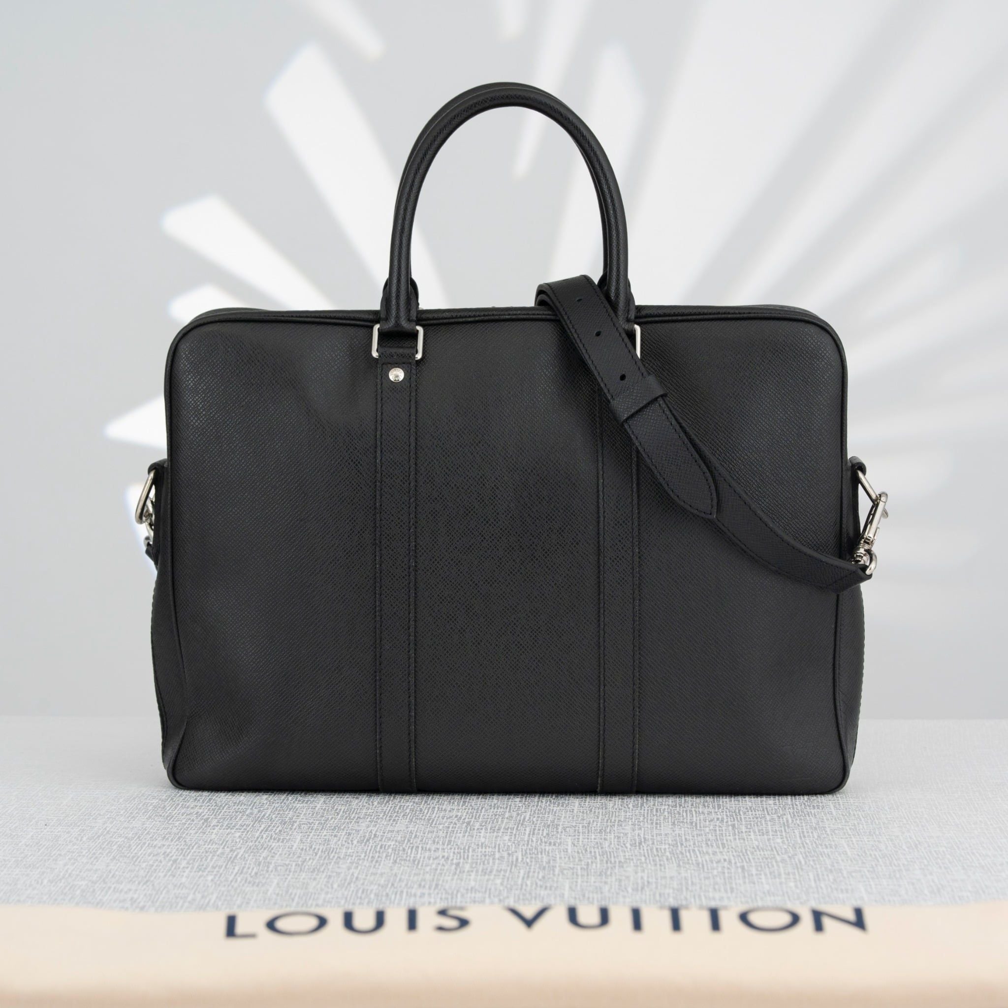 Cặp tài liệu Louis Vuitton Porte-Document Voyage Noir Taiga size 36