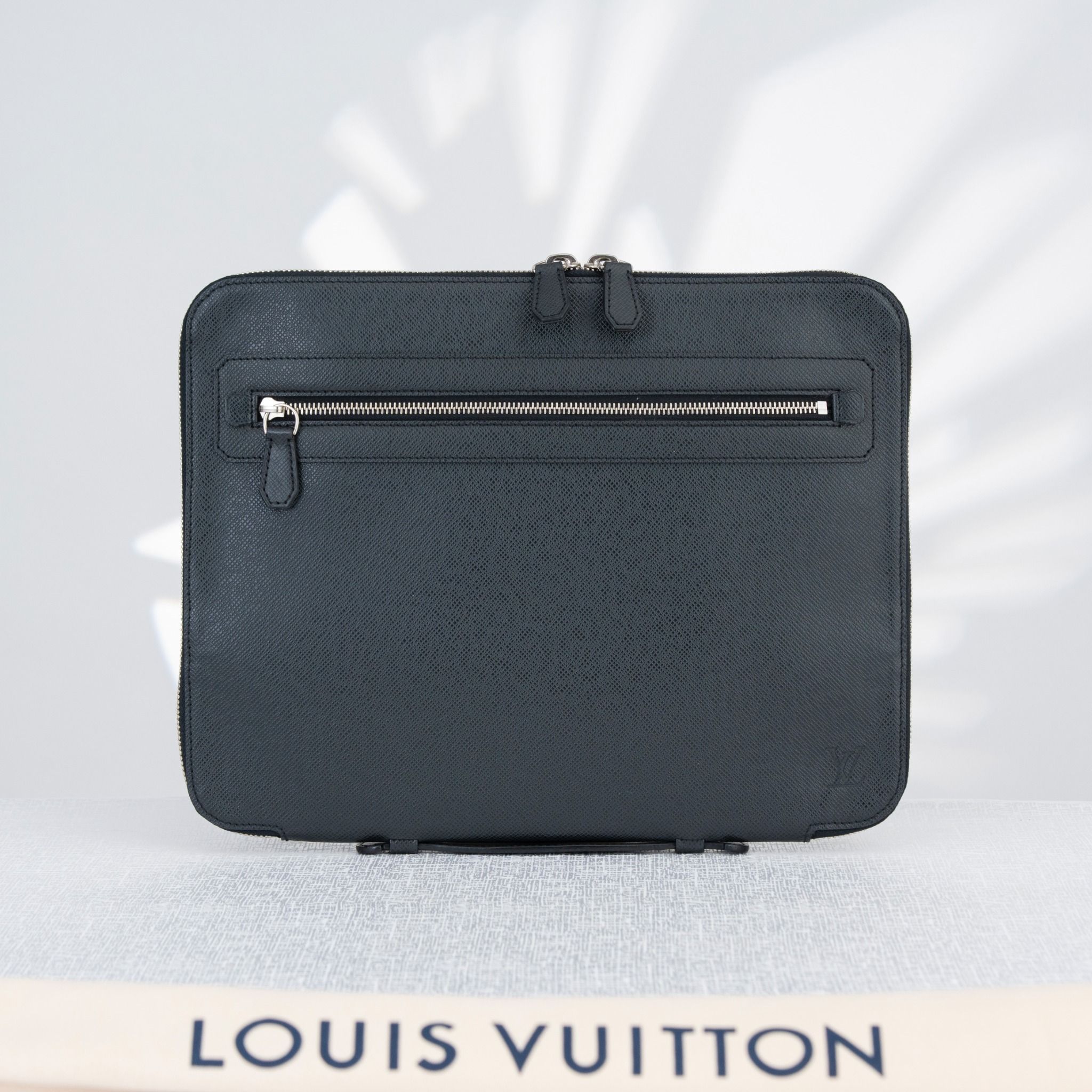 Cặp tài liệu Louis Vuitton Taiga Ardoise Vladimir Noir Taiga Size 35