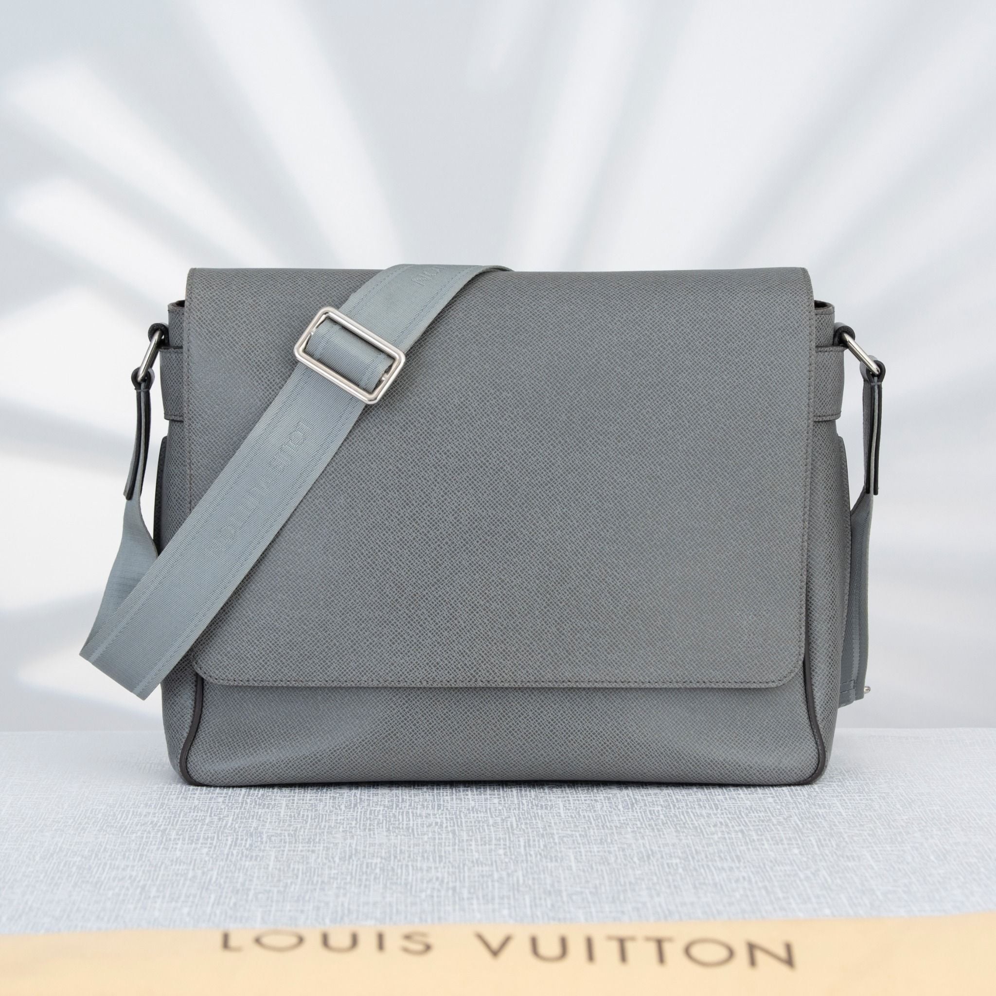 Túi Louis Vuitton District PM Gray Taiga size 30