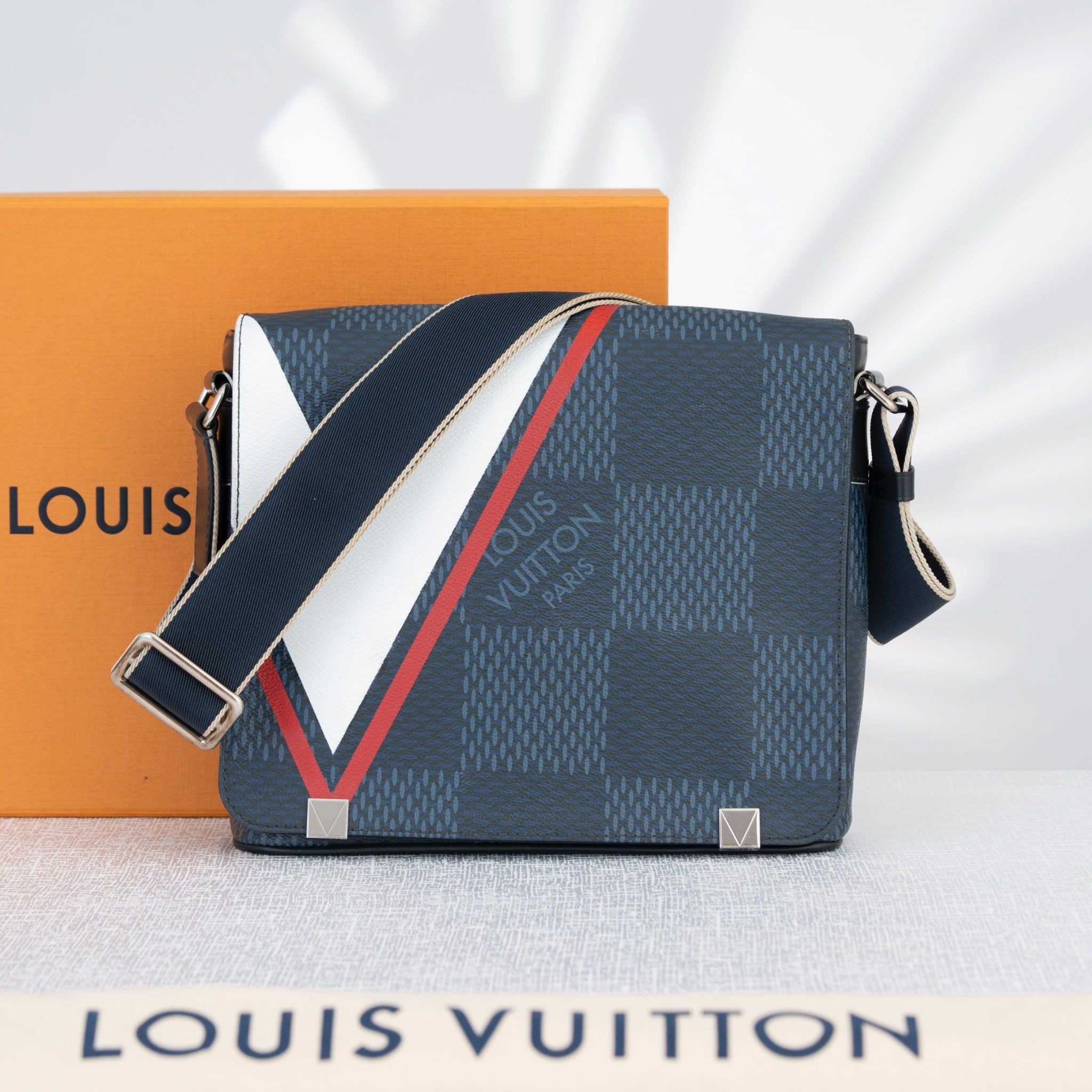 Túi đeo Louis Vuitton Damier Cobalt Latitude America's Cup 2017 (Limited Edition)