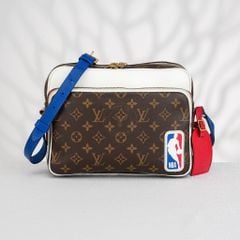 Túi đeo Louis Vuitton x NBA LV Bag Brown Nil Messenger Monogram size 27 (Limited Edition)