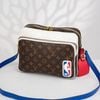 Túi đeo Louis Vuitton x NBA LV Bag Brown Nil Messenger Monogram size 27 (Limited Edition)