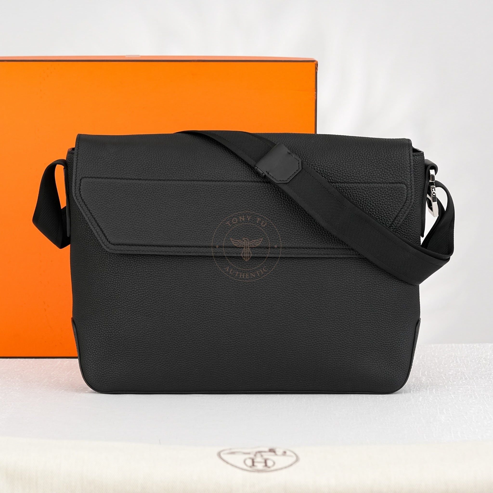 Túi đeo Hermès Citynews Messenger Togo Black size 38
