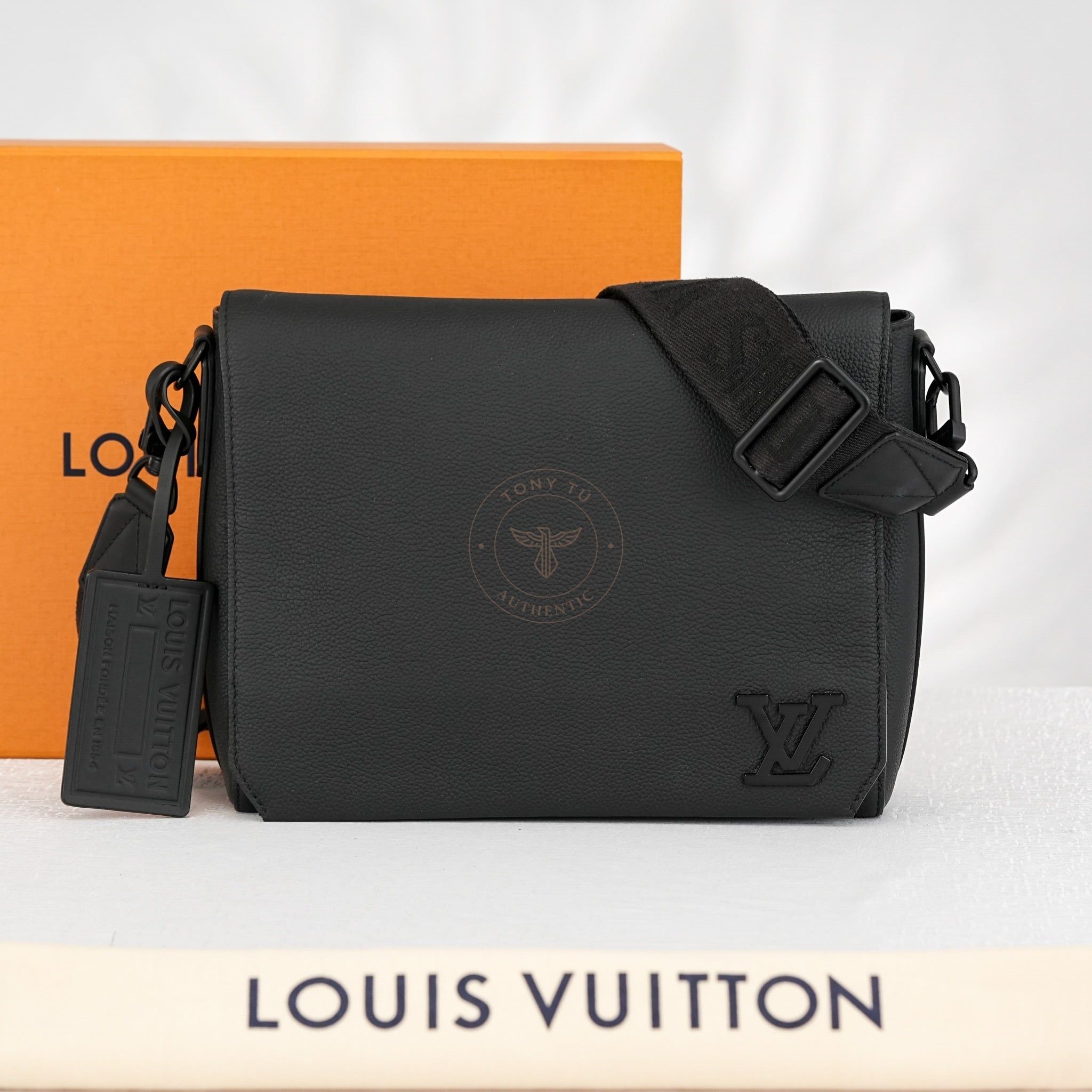 Túi đeo Louis Vuitton Takeoff Messenger Cowhide Leather size 28