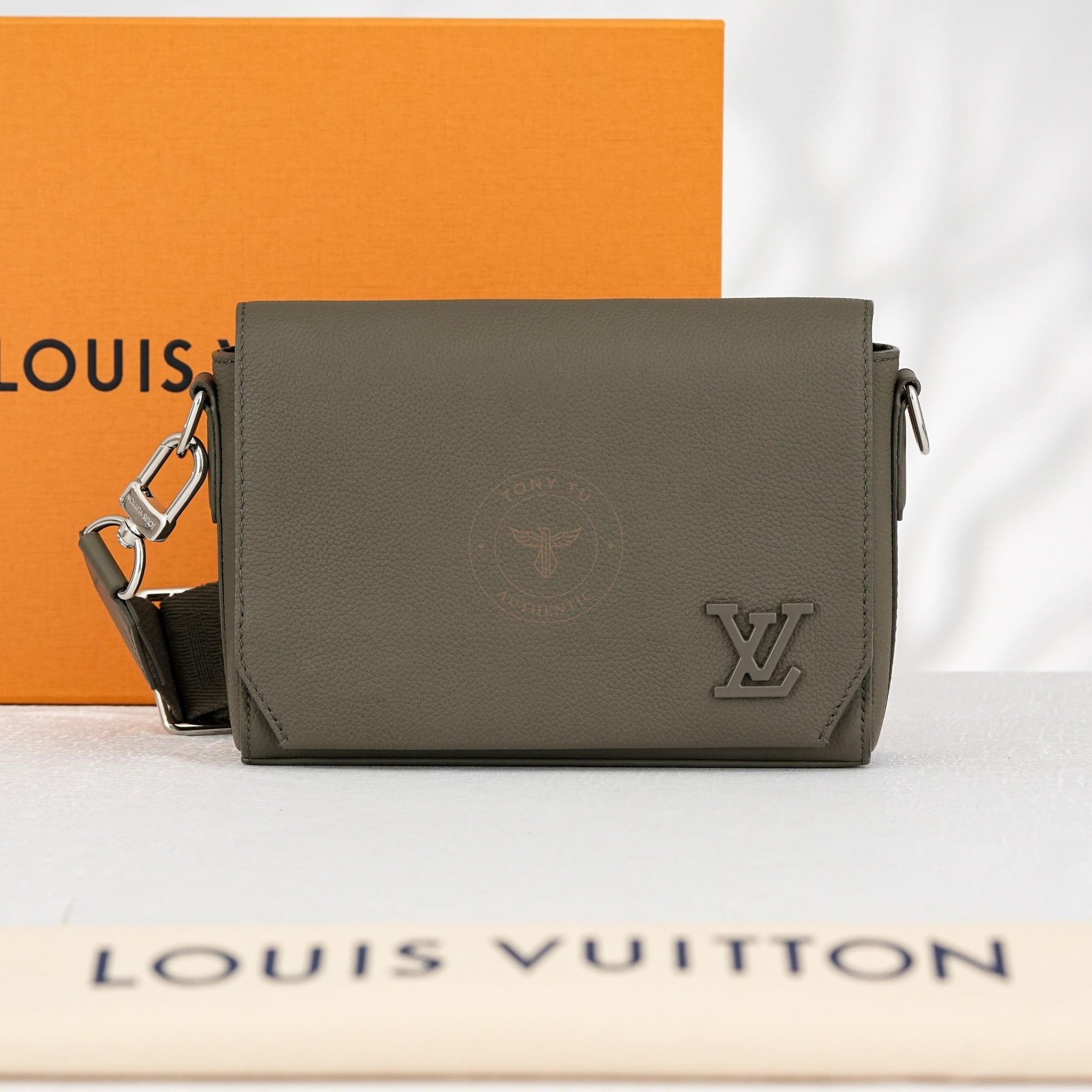 Túi đeo chéo Louis Vuitton Takeoff Aerogram Messenger Green size 22