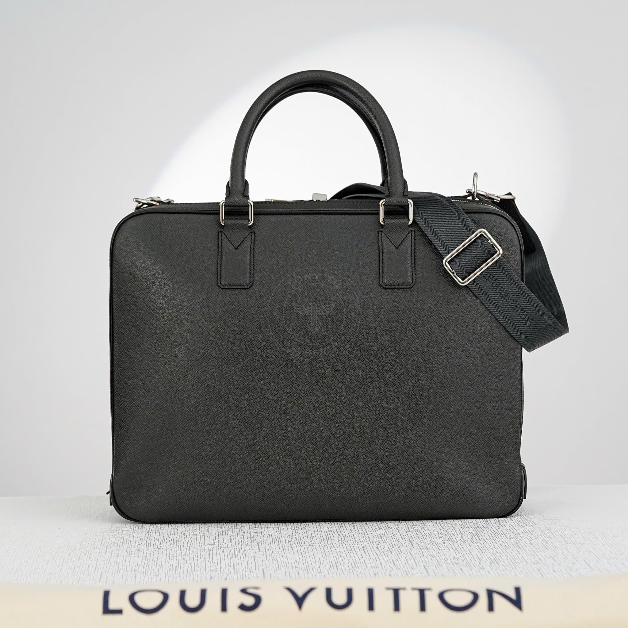 Cặp tài liệu Louis Vuitton Neo Alexander Ardoise Black Taiga size 38