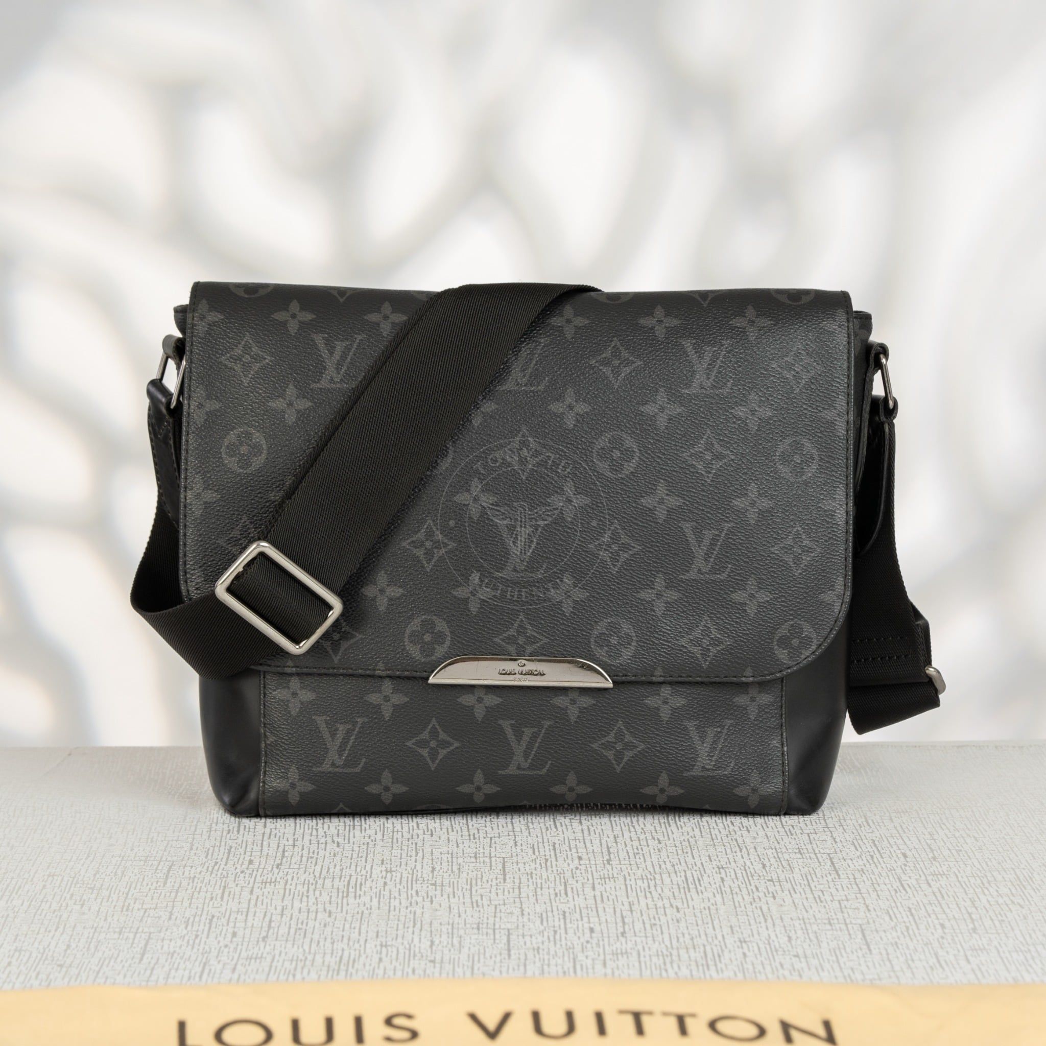 Túi Louis Vuitton Explorer Messenger Monogram Eclipse Black Size 29
