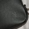 Clutch Louis Vuitton Pavel Noir Taiga