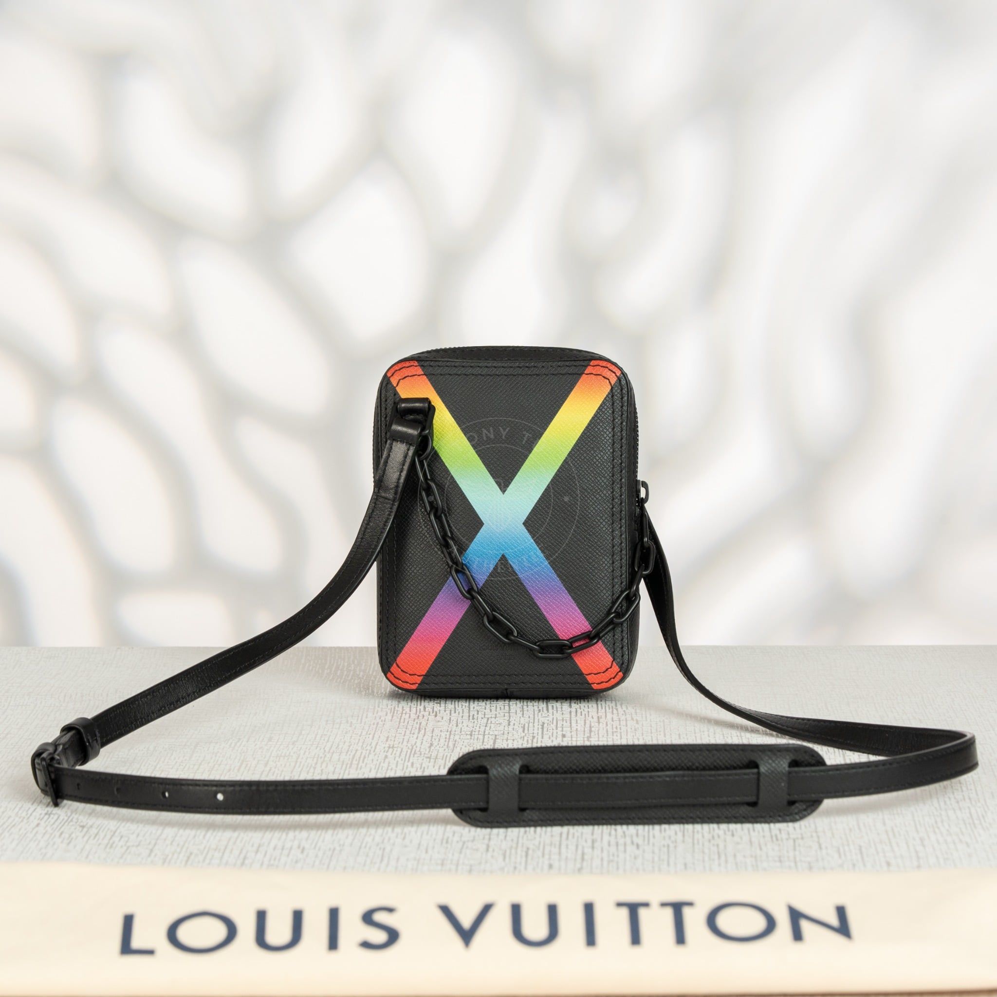 Túi đeo Louis Vuitton Virgil Abloh Rainbow Danube Messenger Black Taiga size 16