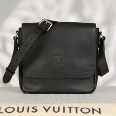Túi đeo Louis Vuitton Roman PM Messenger Black Taiga size 25