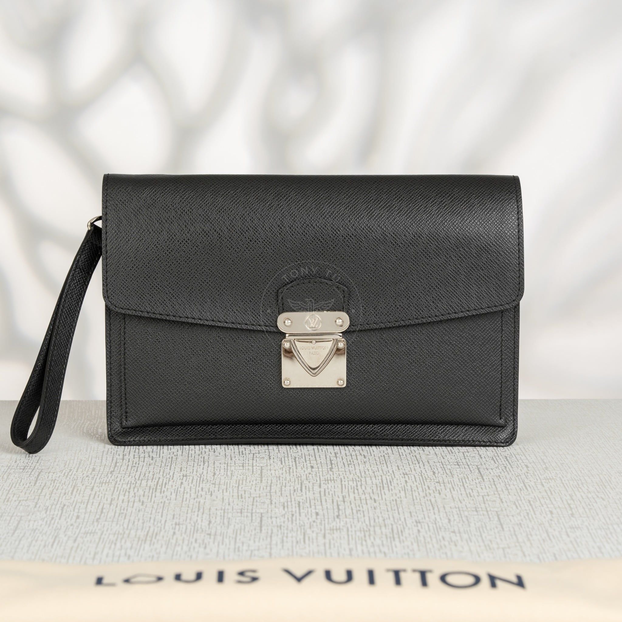 Clutch Louis Vuitton Neo Balaia Taiga Size 27