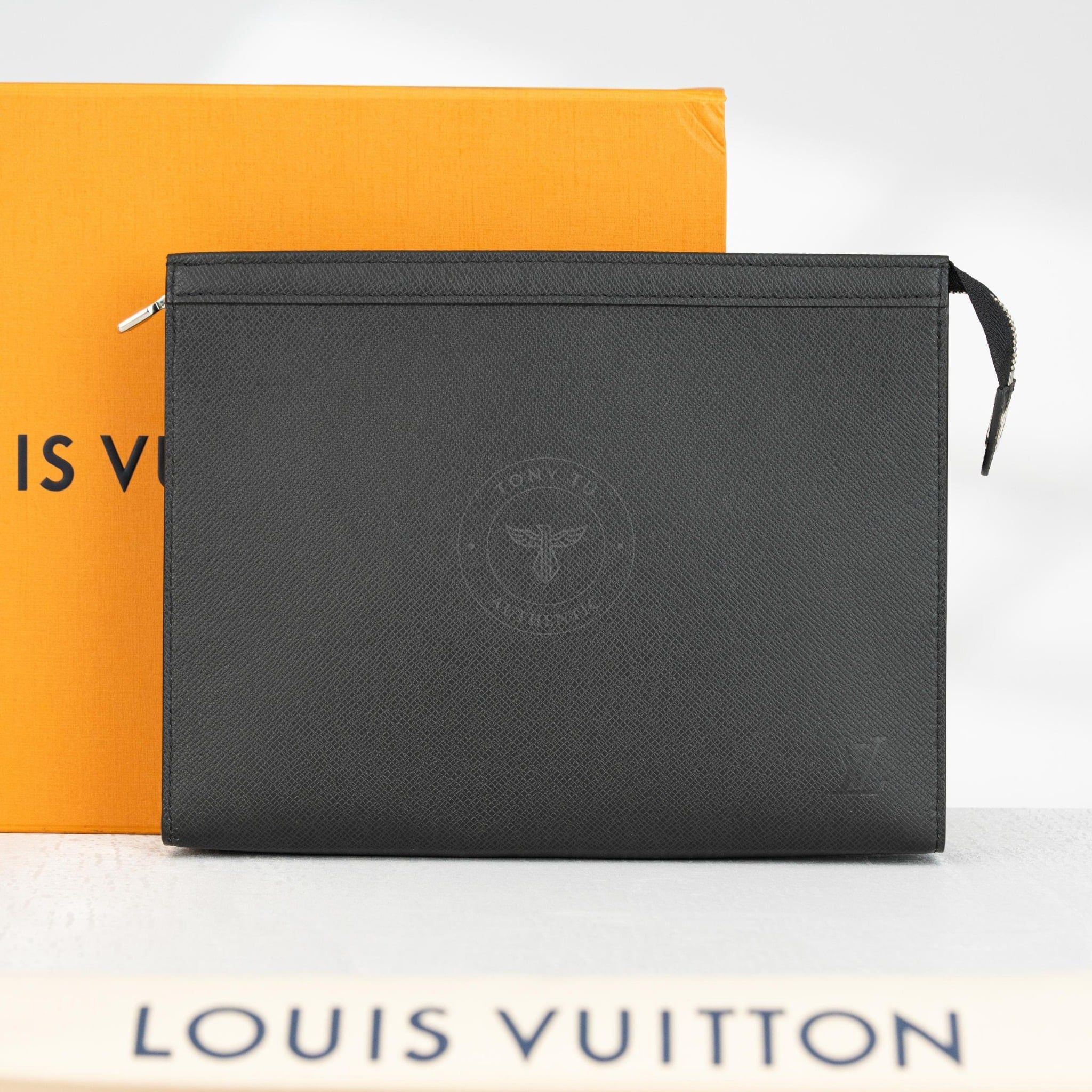 Clutch Louis Vuitton Pochette Voyage MM Noir Taiga (Đen)