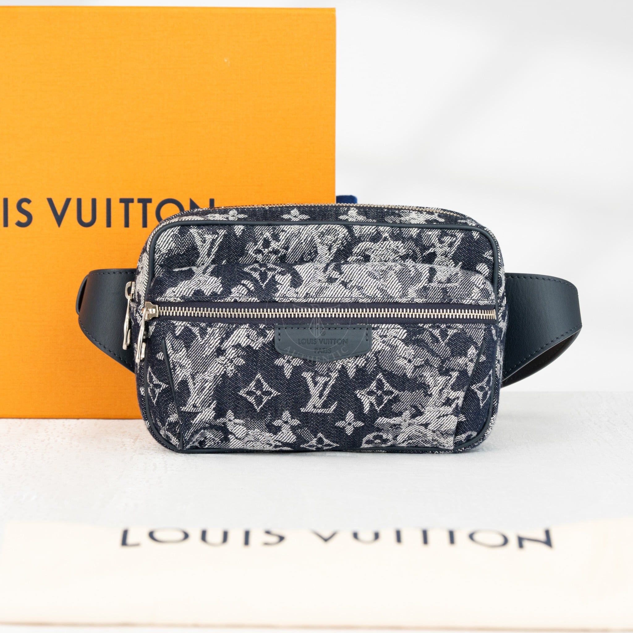 Túi đeo Louis Vuitton Outdoor Monogram Tapestry size 21