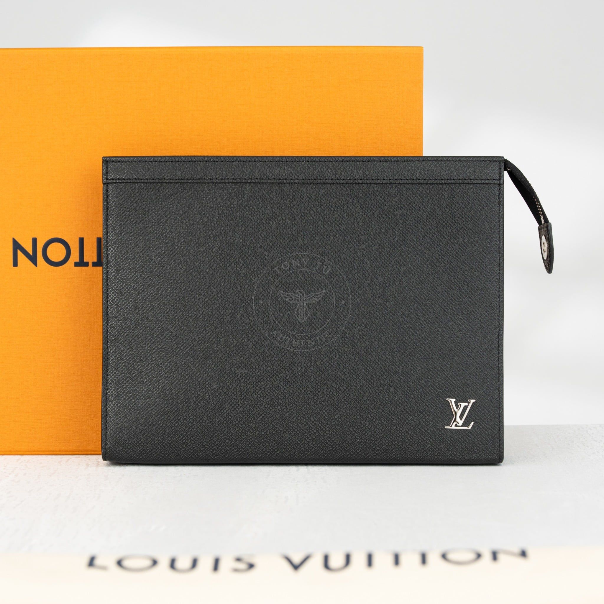 Clutch Louis Vuitton Voyage MM Noir Taiga (New SS)