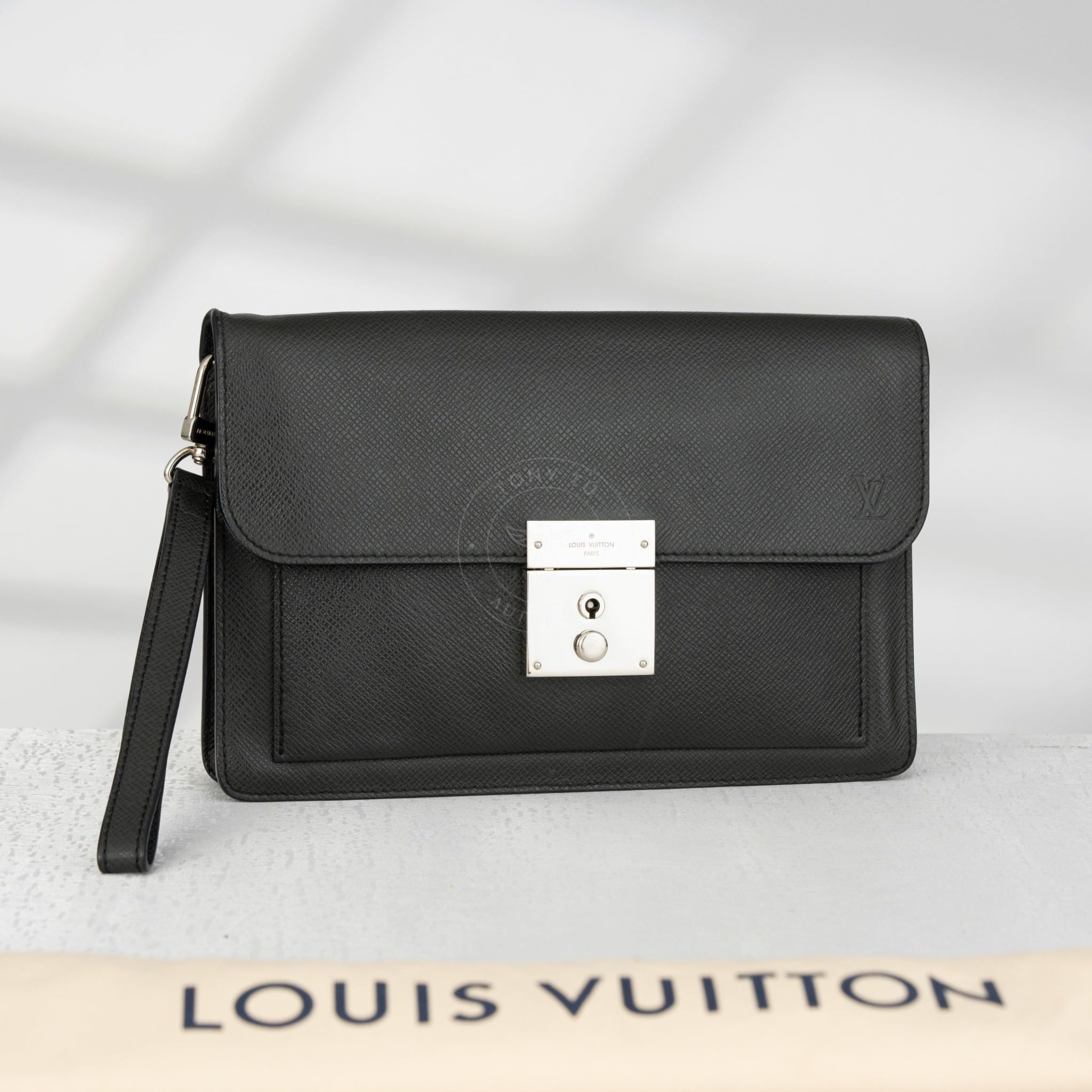 Clutch Louis Vuitton Belaia Noir Epi Size 24