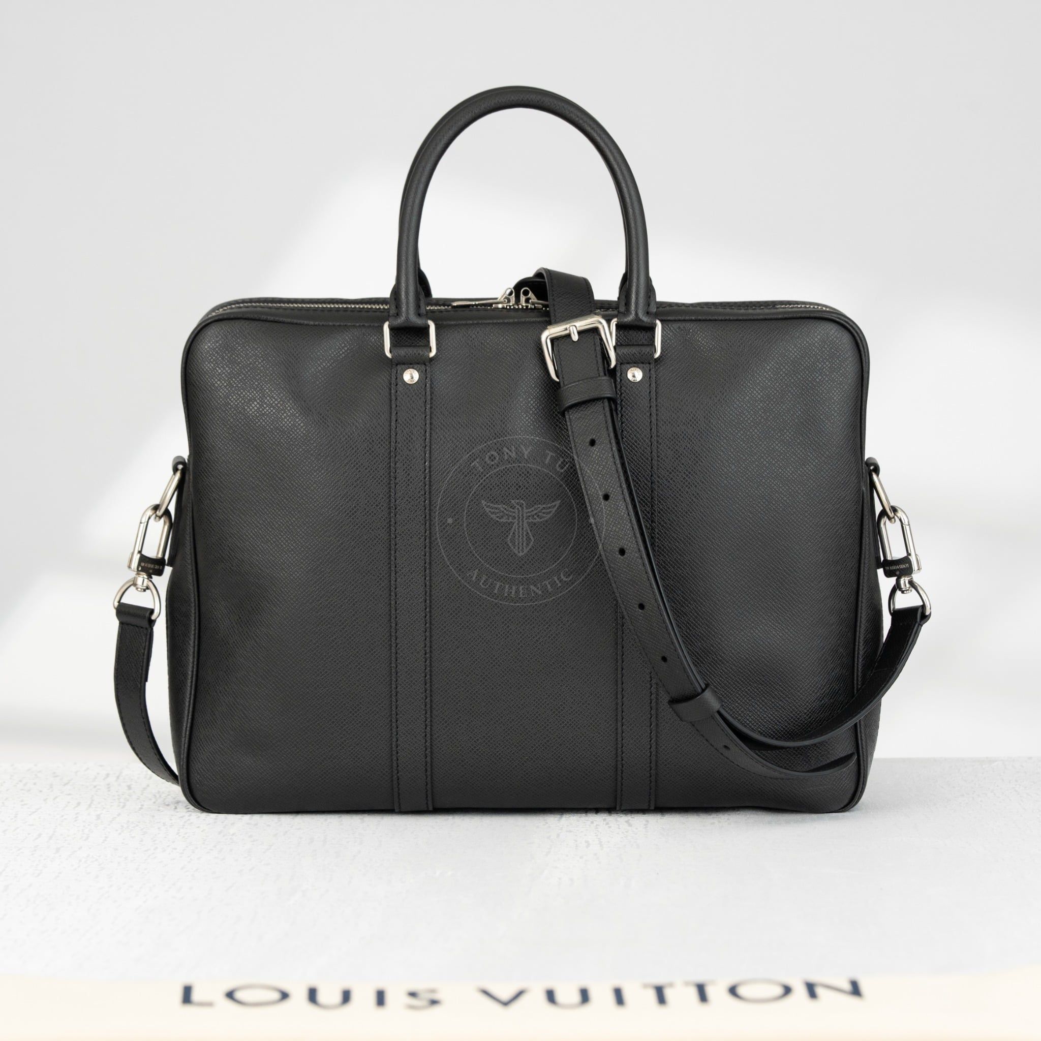 Cặp tài liệu Louis Vuitton Porte-Document Voyage Noir Taiga size 36
