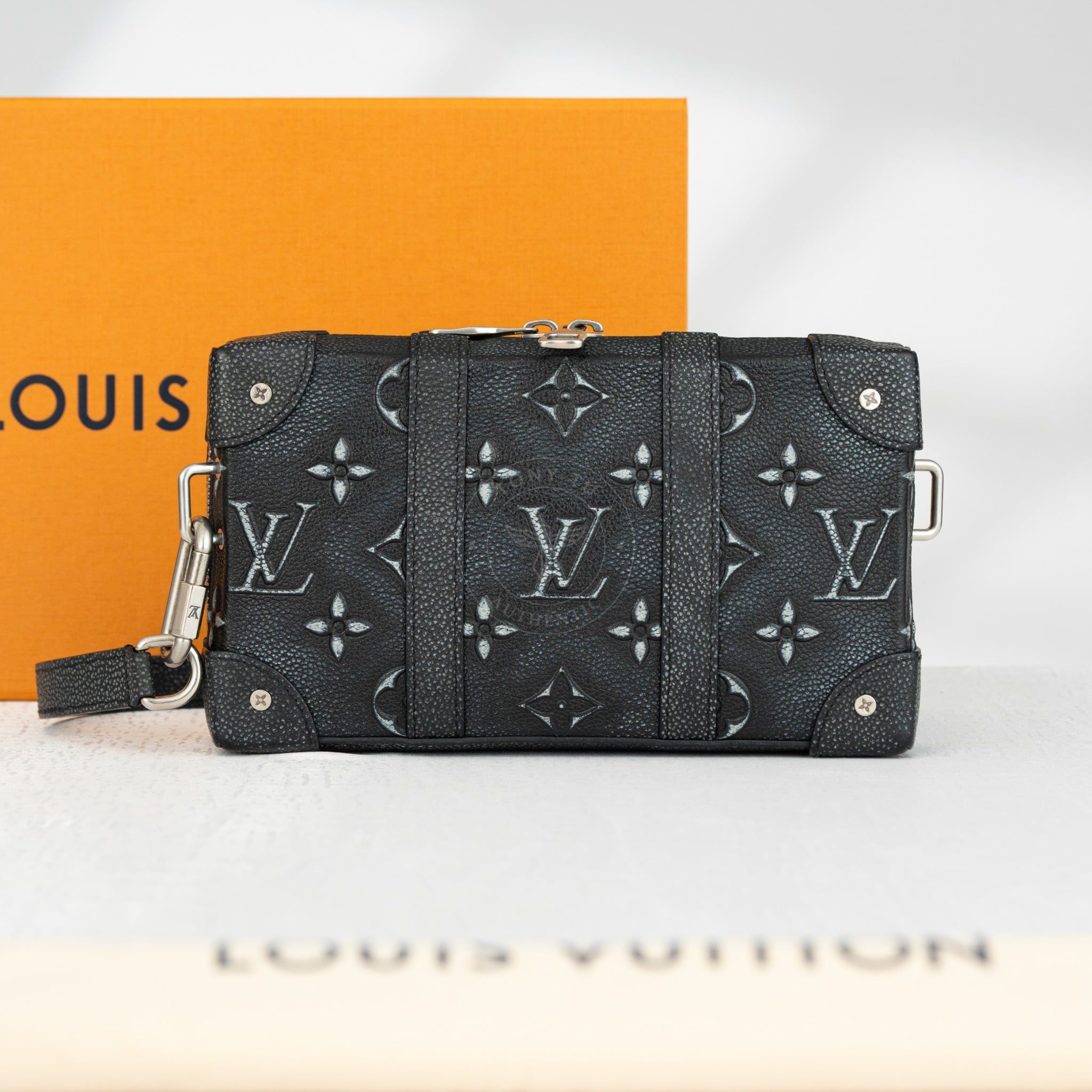 Túi đeo Louis Vuitton Soft Trunk Charcoal Leather (Limited)