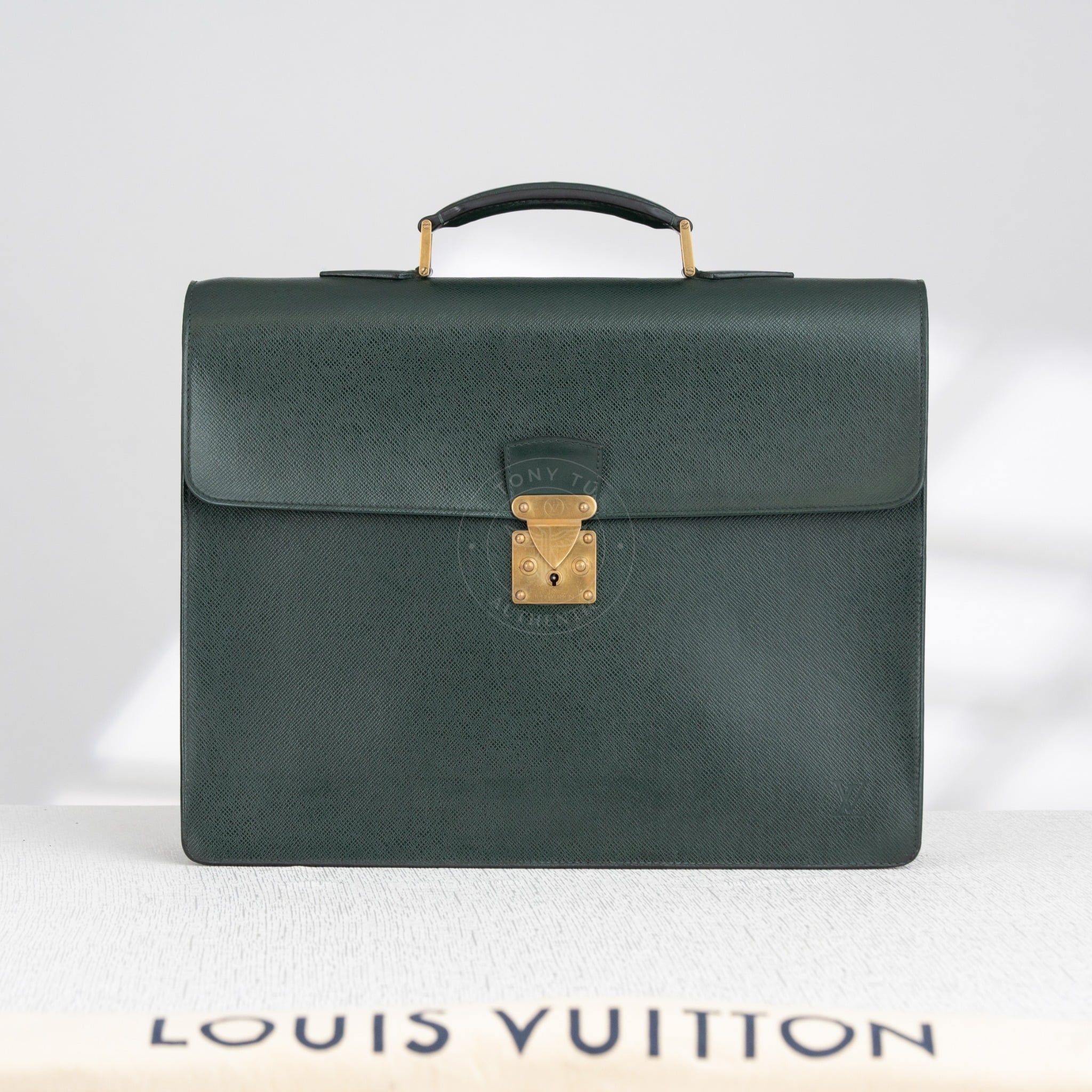 Cặp tài liệu Louis Vuitton Neo Robusto Pine Green Taiga (Xanh Thông) Size 40