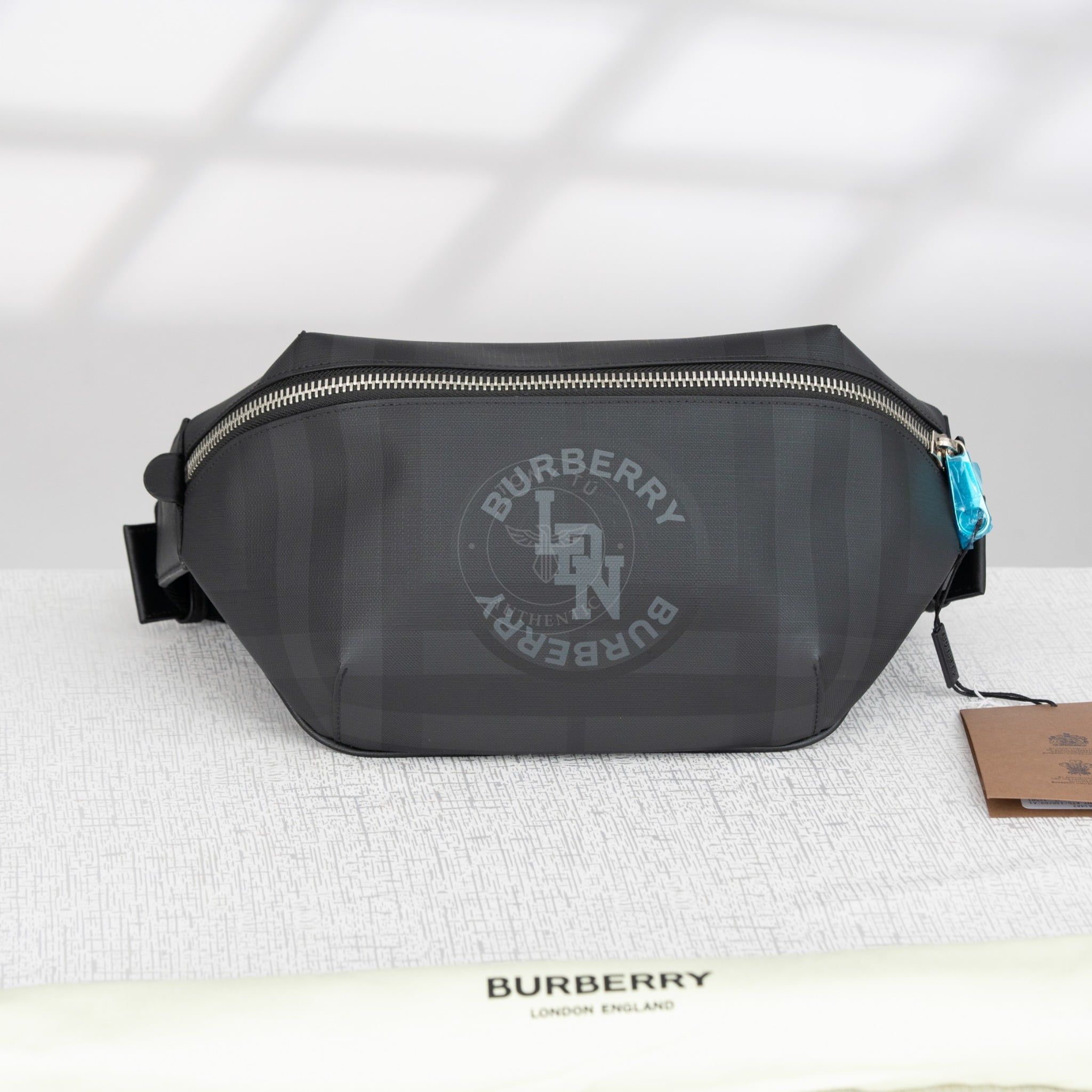 Túi đeo Burberry Medium 