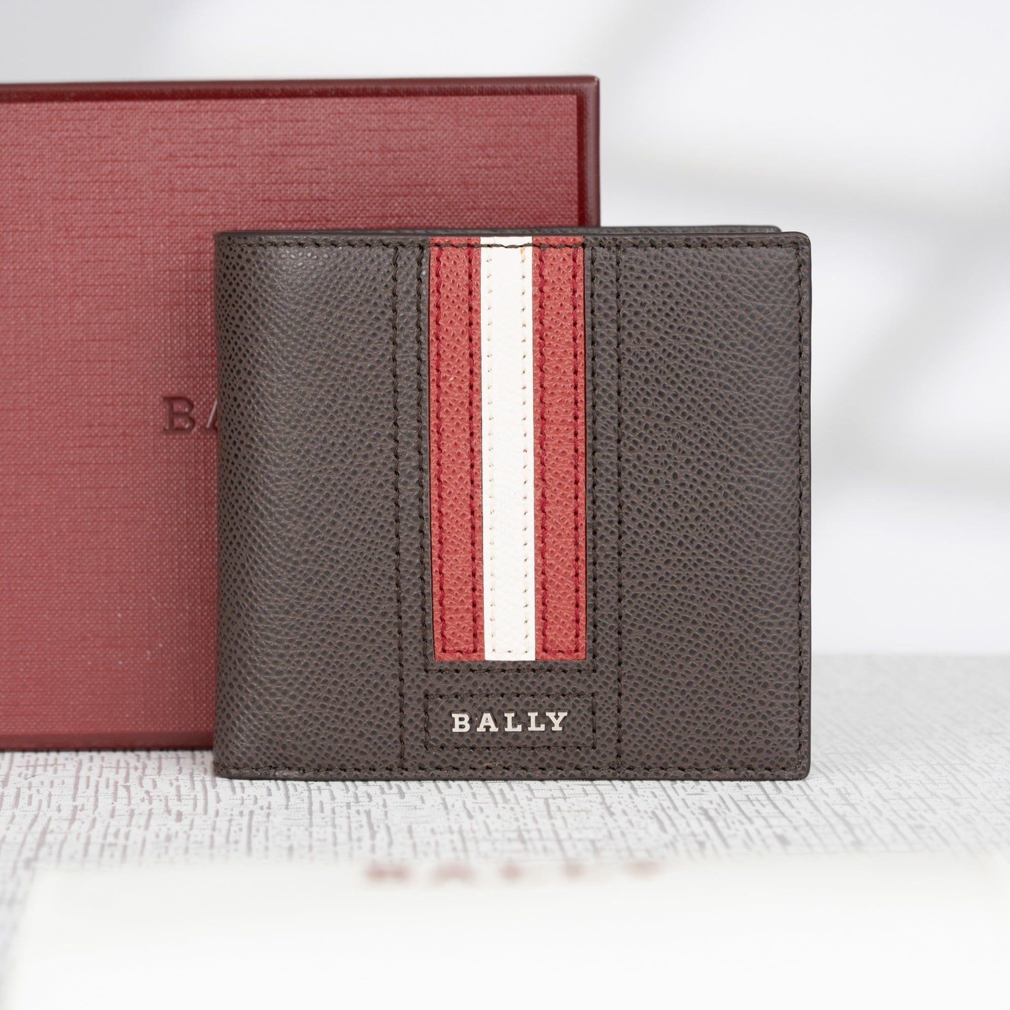 Ví ngắn Bally Switzerland Stripe-Embrossed