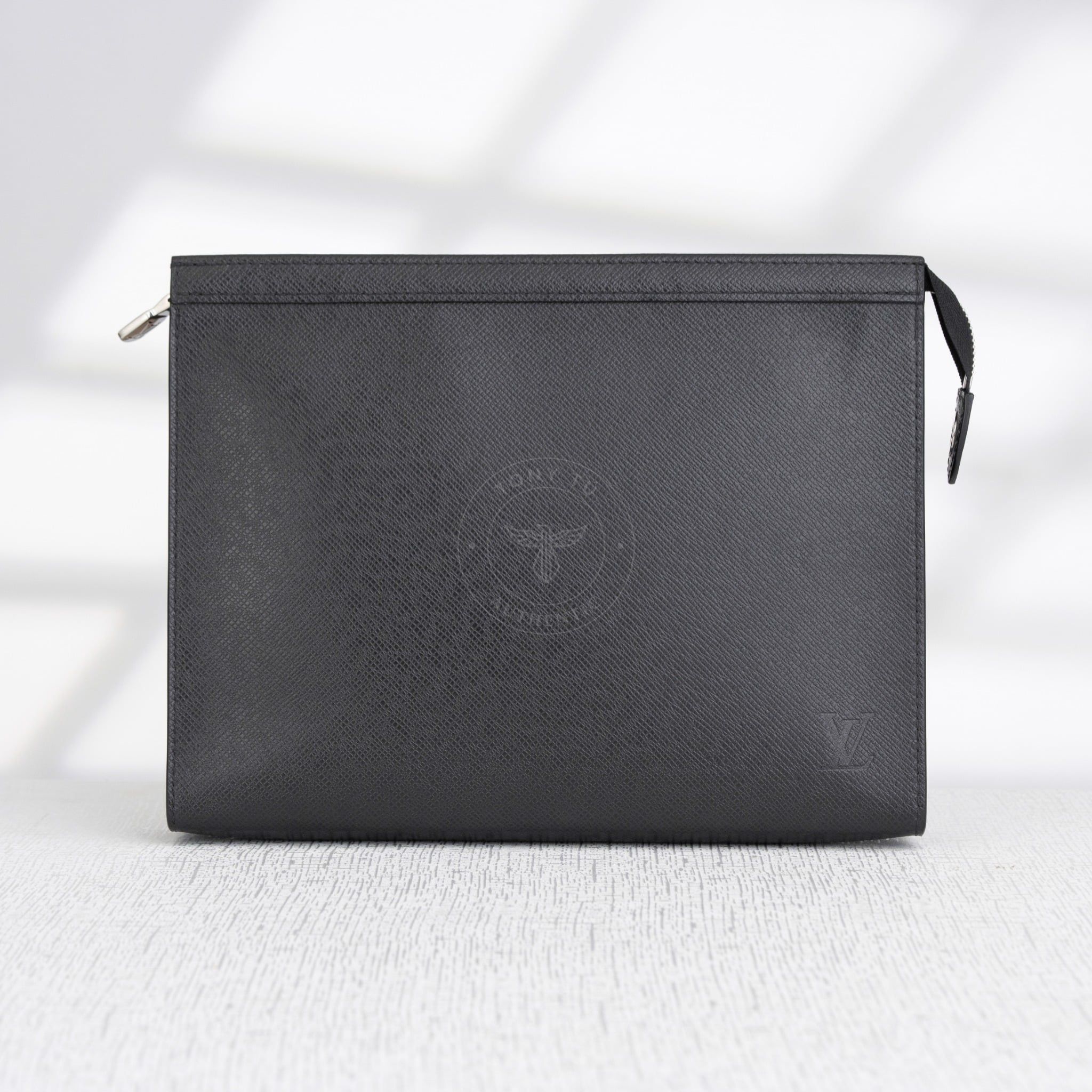 Clutch Louis Vuitton Pochette Voyage MM Noir Taiga (Đen) size 27