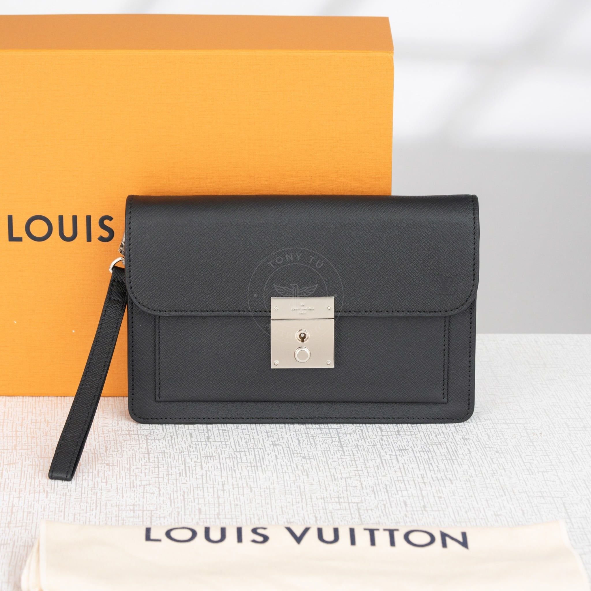 Clutch Louis Vuitton Belaia Noir Taiga size 24